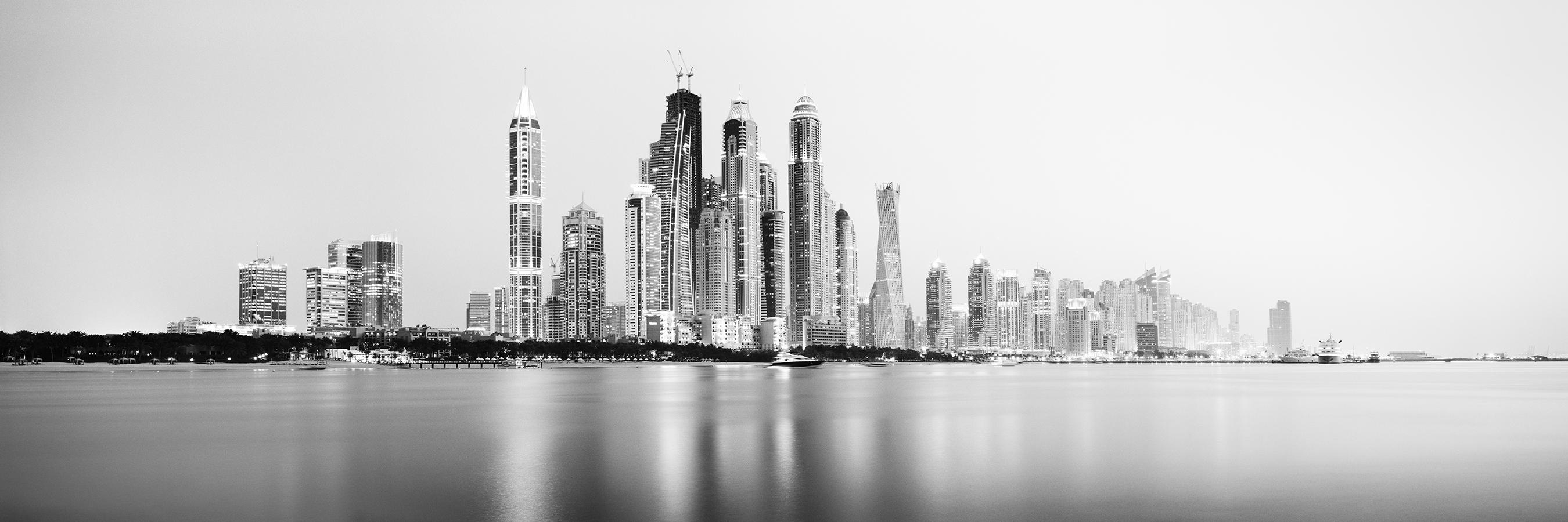 Gerald Berghammer Landscape Photograph – Dubai Marina, Blaue Stunde, Panorama, Strand, Schwarz-Weiß-Fotodruck, Landschaft