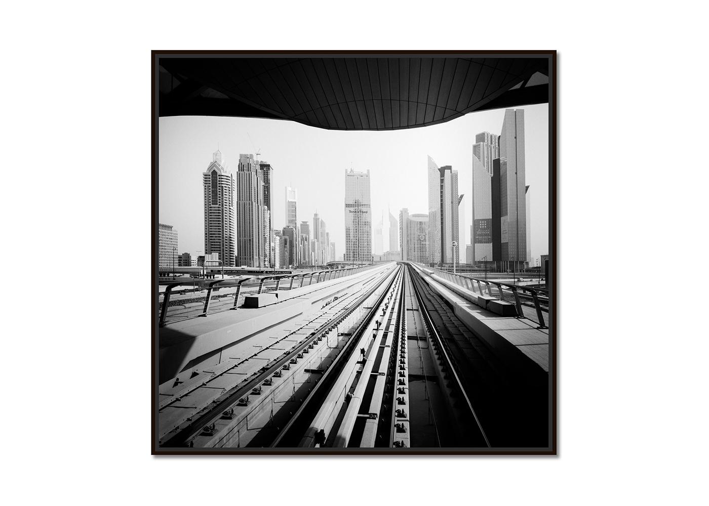 Dusit Thani, Mega City, Wolkenkratzer, Schwarz-Weiß-Fotografie, limitierte Auflage – Photograph von Gerald Berghammer