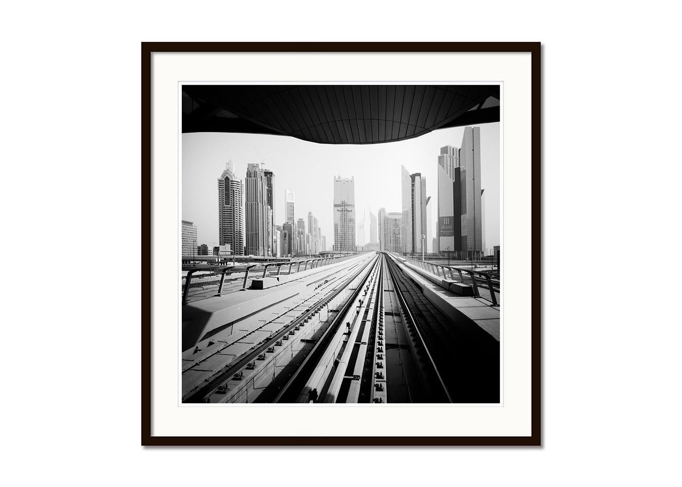 Dusit Thani, Mega City, Wolkenkratzer, Schwarz-Weiß-Fotografie, limitierte Auflage (Grau), Landscape Photograph, von Gerald Berghammer