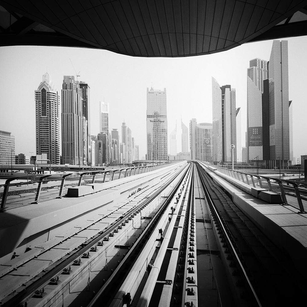 Gerald Berghammer Landscape Photograph – Dusit Thani, Mega City, Wolkenkratzer, Schwarz-Weiß-Fotografie, limitierte Auflage
