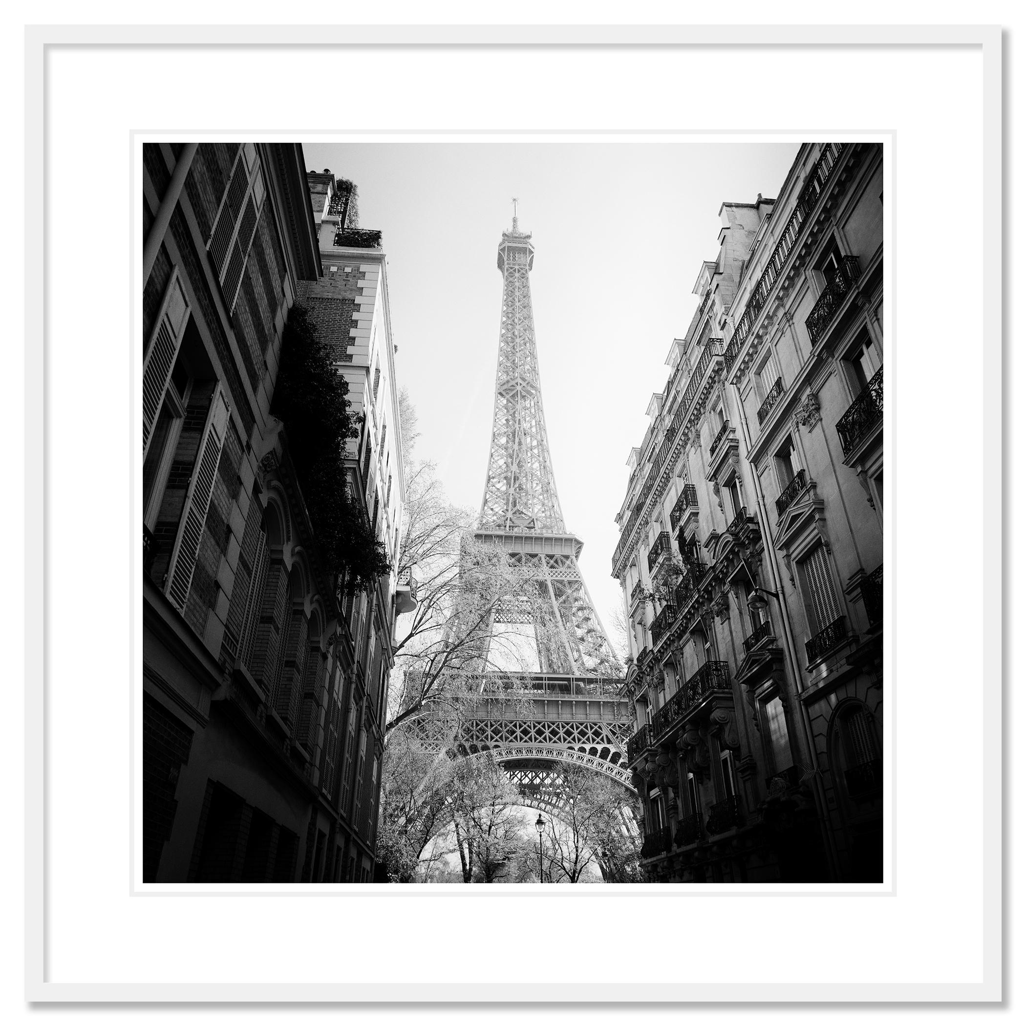 Tour Eiffel, détail d'architecture, Paris, photographie noir et blanc, paysage urbain - Photograph de Gerald Berghammer
