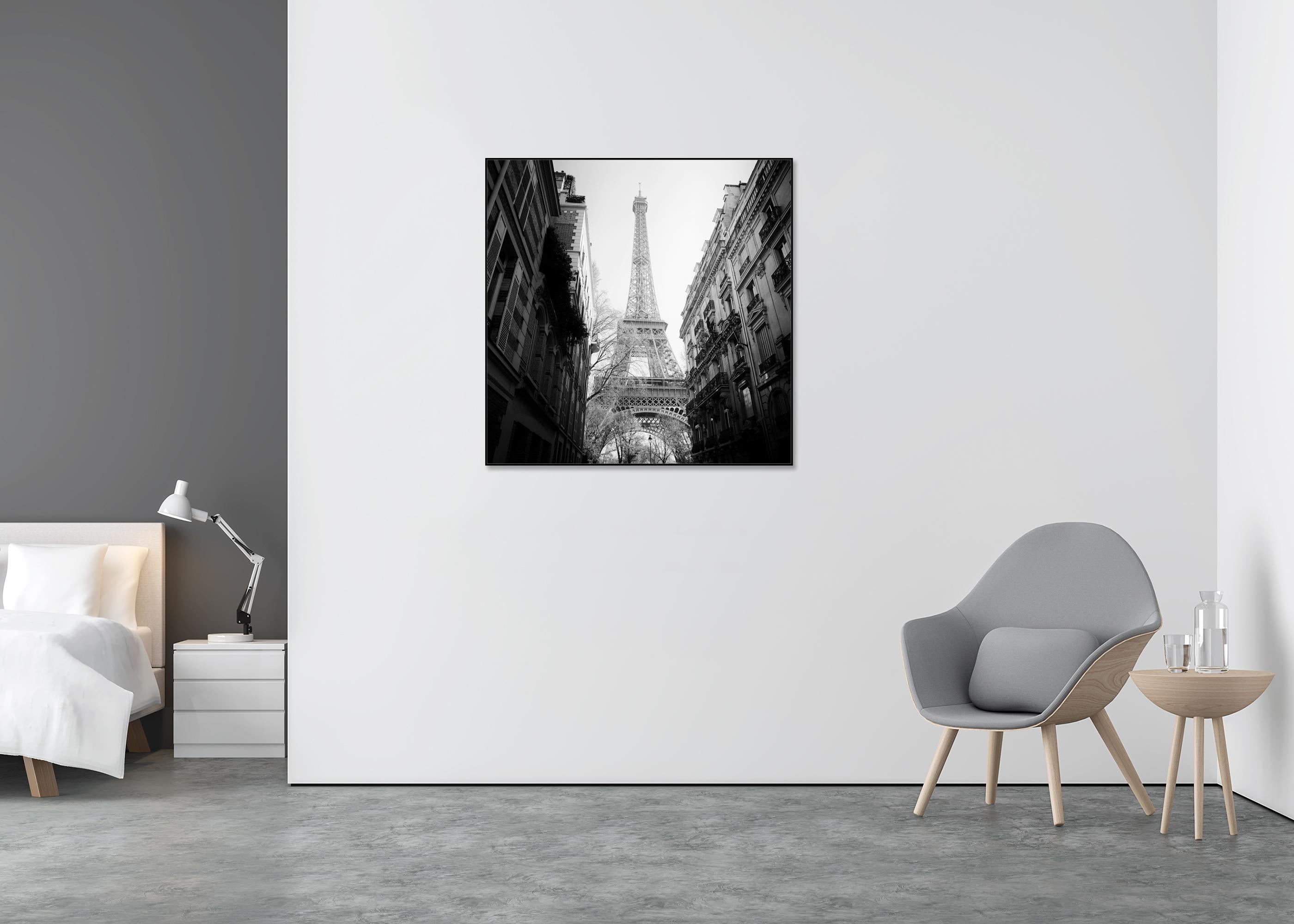 Tour Eiffel, détail d'architecture, Paris, photographie noir et blanc, paysage urbain - Noir Landscape Photograph par Gerald Berghammer