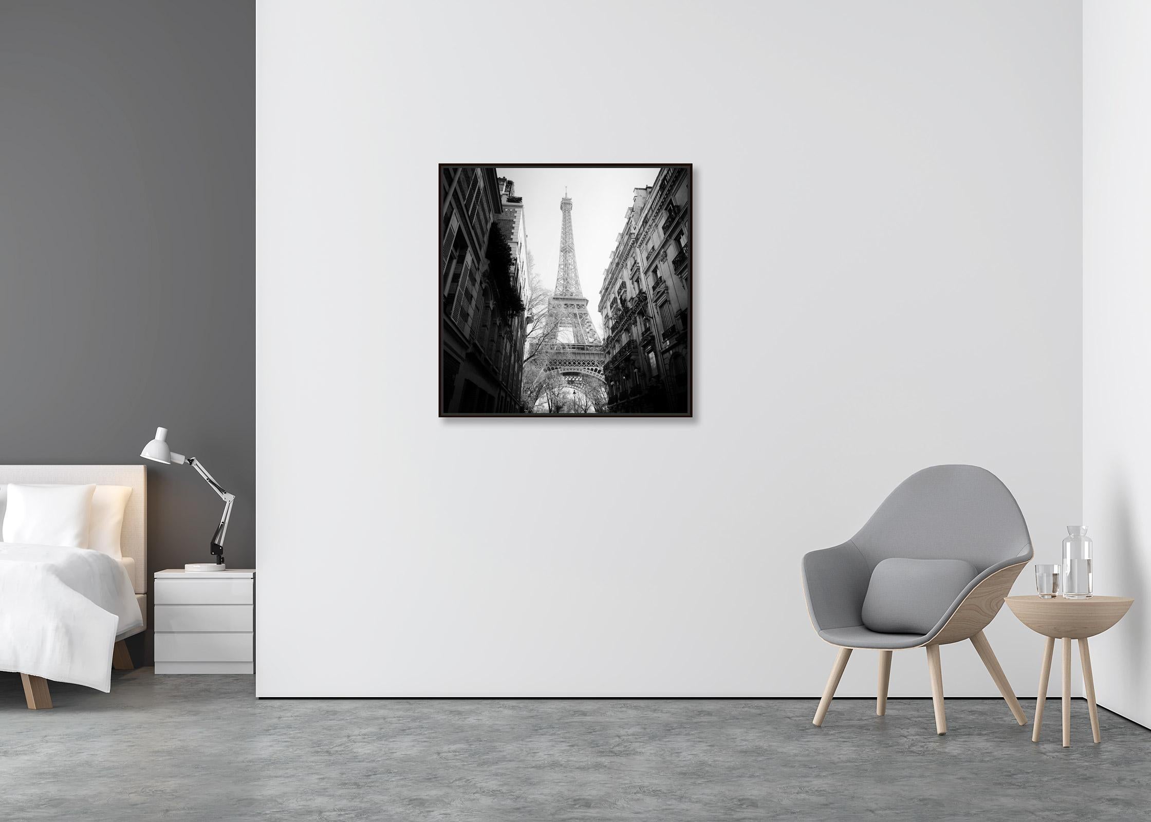 Torre Eiffel, Parigi, grande fotografia in bianco e nero, stampa in edizione limitata - Photograph Contemporaneo di Gerald Berghammer