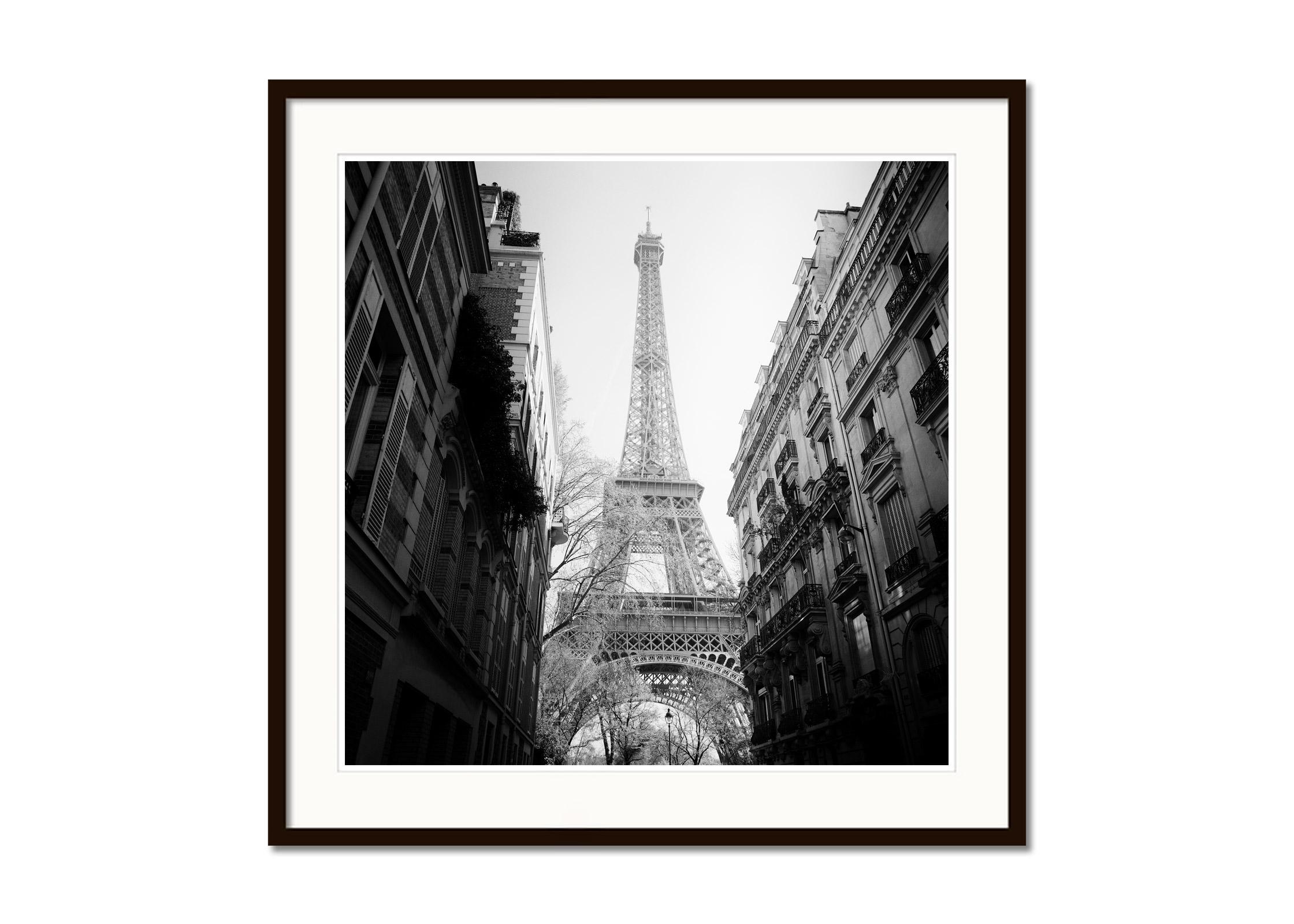Torre Eiffel, Parigi, grande fotografia in bianco e nero, stampa in edizione limitata - Color Photograph Nero di Gerald Berghammer