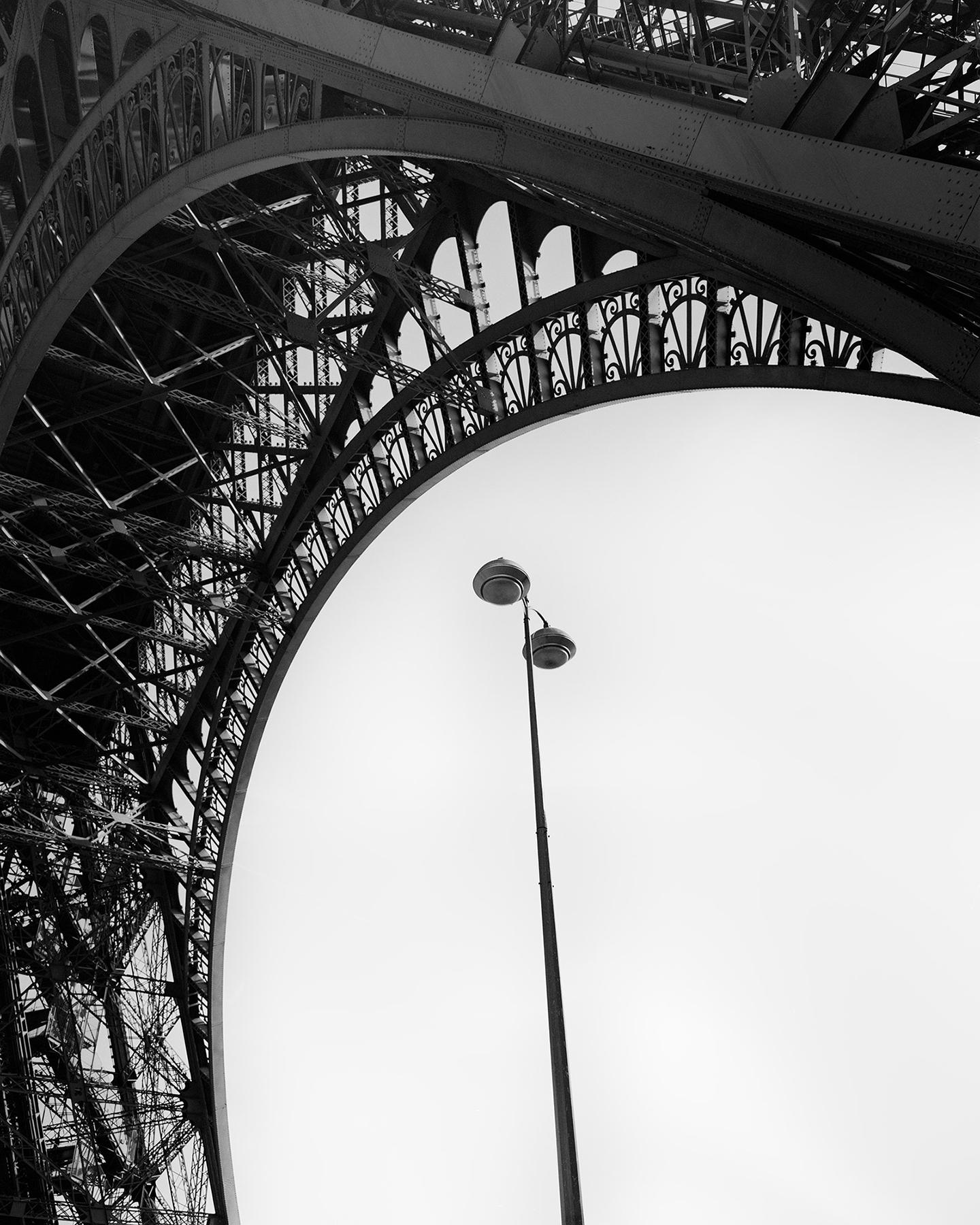 Tour Eiffel, détail d'architecture, Paris, photographie noir et blanc, paysage urbain
