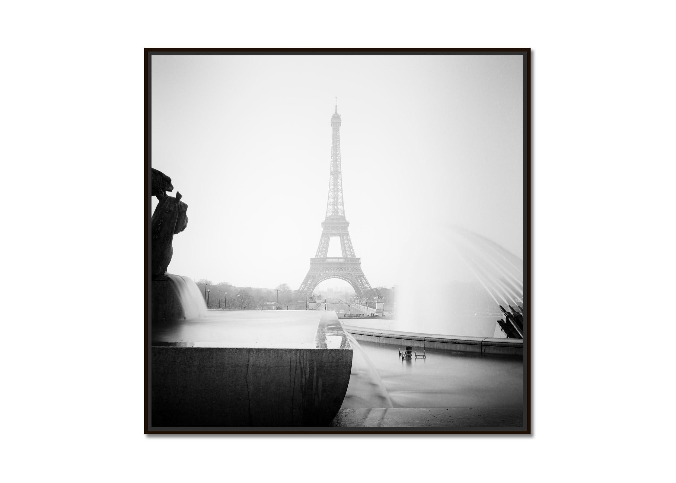 Eiffelturm, Fontaine Du Trocadero, Paris, Schwarz-Weiß-Kunstfotografie – Photograph von Gerald Berghammer