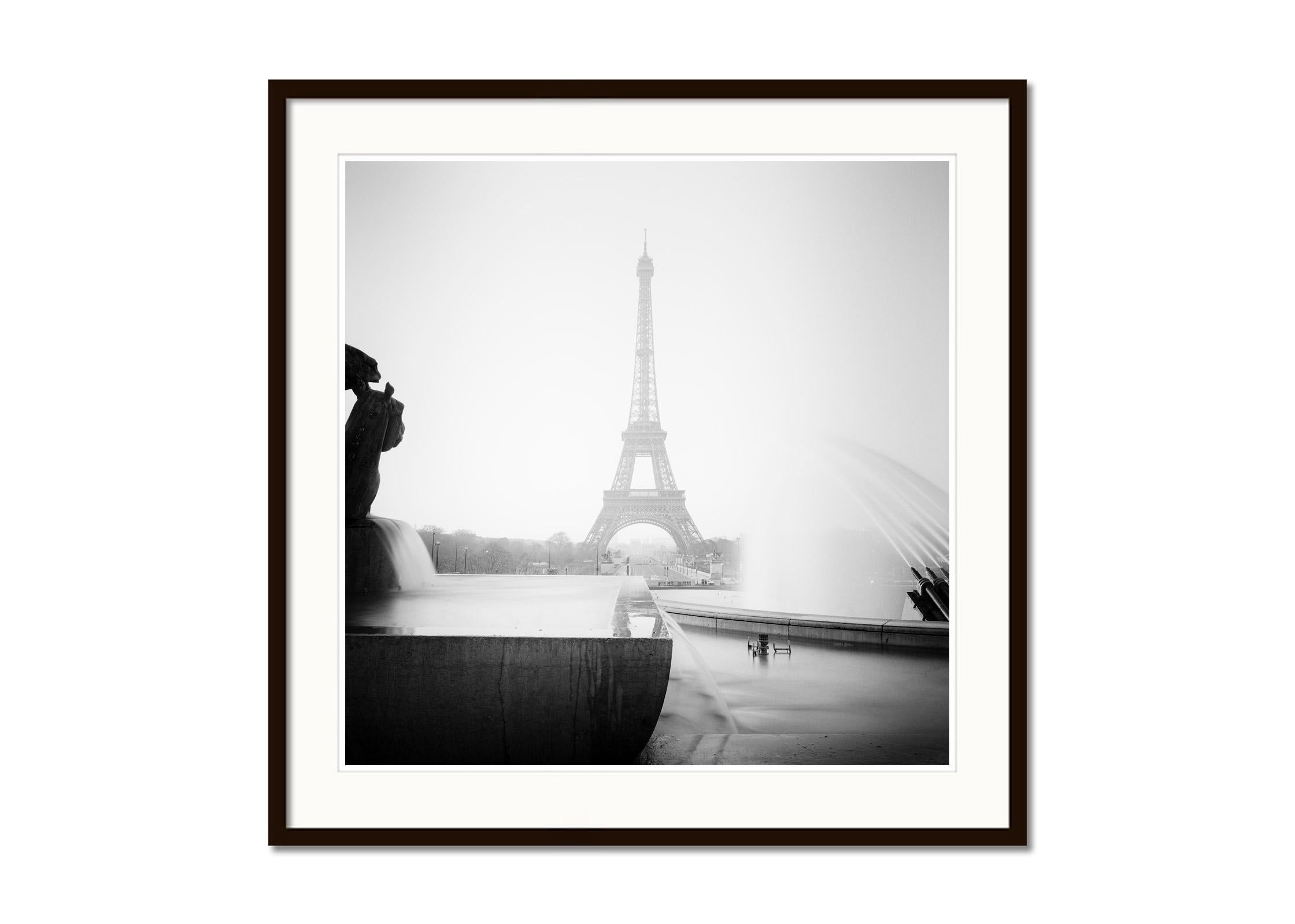 Eiffelturm, Fontaine Du Trocadero, Paris, Schwarz-Weiß-Kunstfotografie (Grau), Landscape Photograph, von Gerald Berghammer