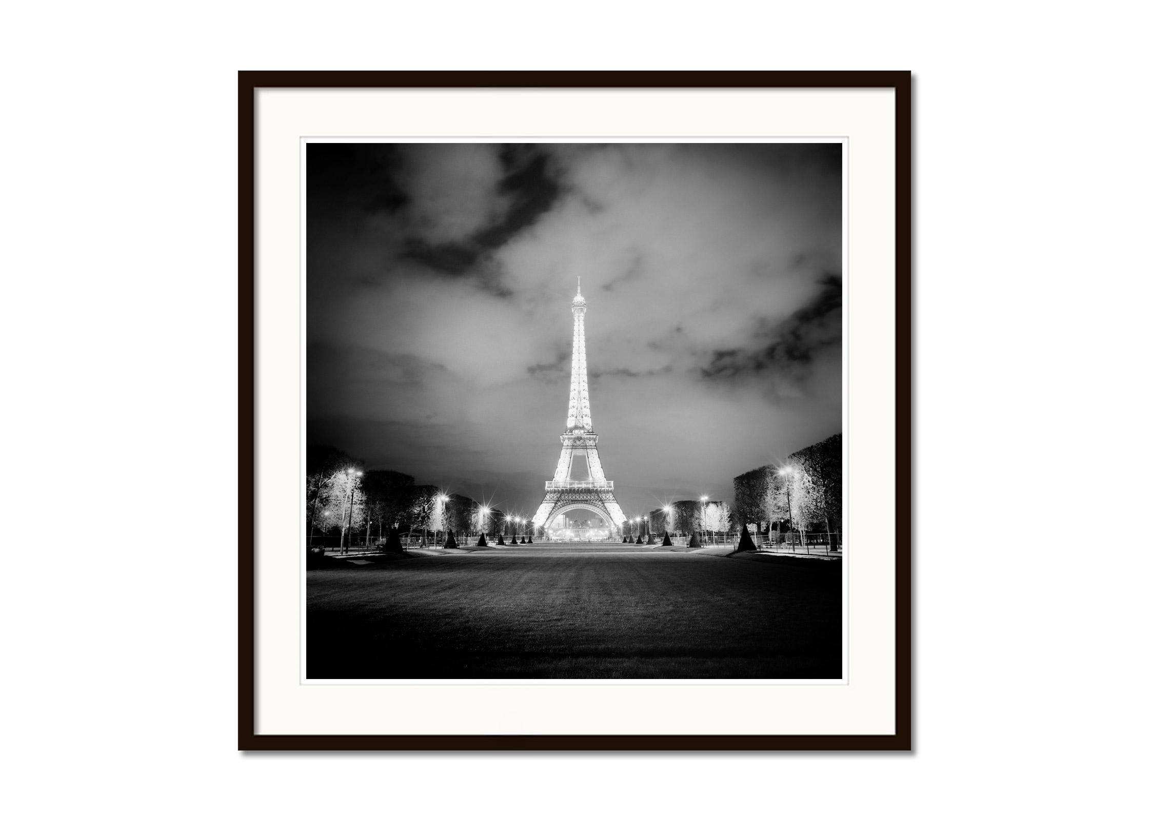 Schwarz-Weiß-Fotografie von Stadtbildern und Landschaften bei Nacht. Eiffelturm bei Nacht mit Lichtshow, Paris, Frankreich. Pigmenttintendruck, Auflage 9, signiert, betitelt, datiert und nummeriert vom Künstler. Mit Echtheitszertifikat. Bedruckt mit