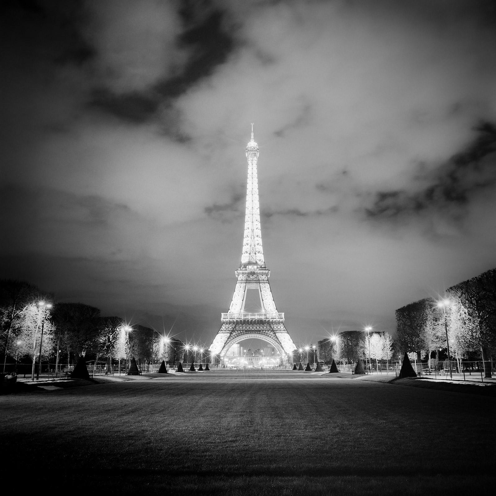 Gerald Berghammer Landscape Photograph – Eiffelturm, Nacht, Paris, Lichtshow, Schwarz-Weiß-Fotografie, Stadtlandschaft
