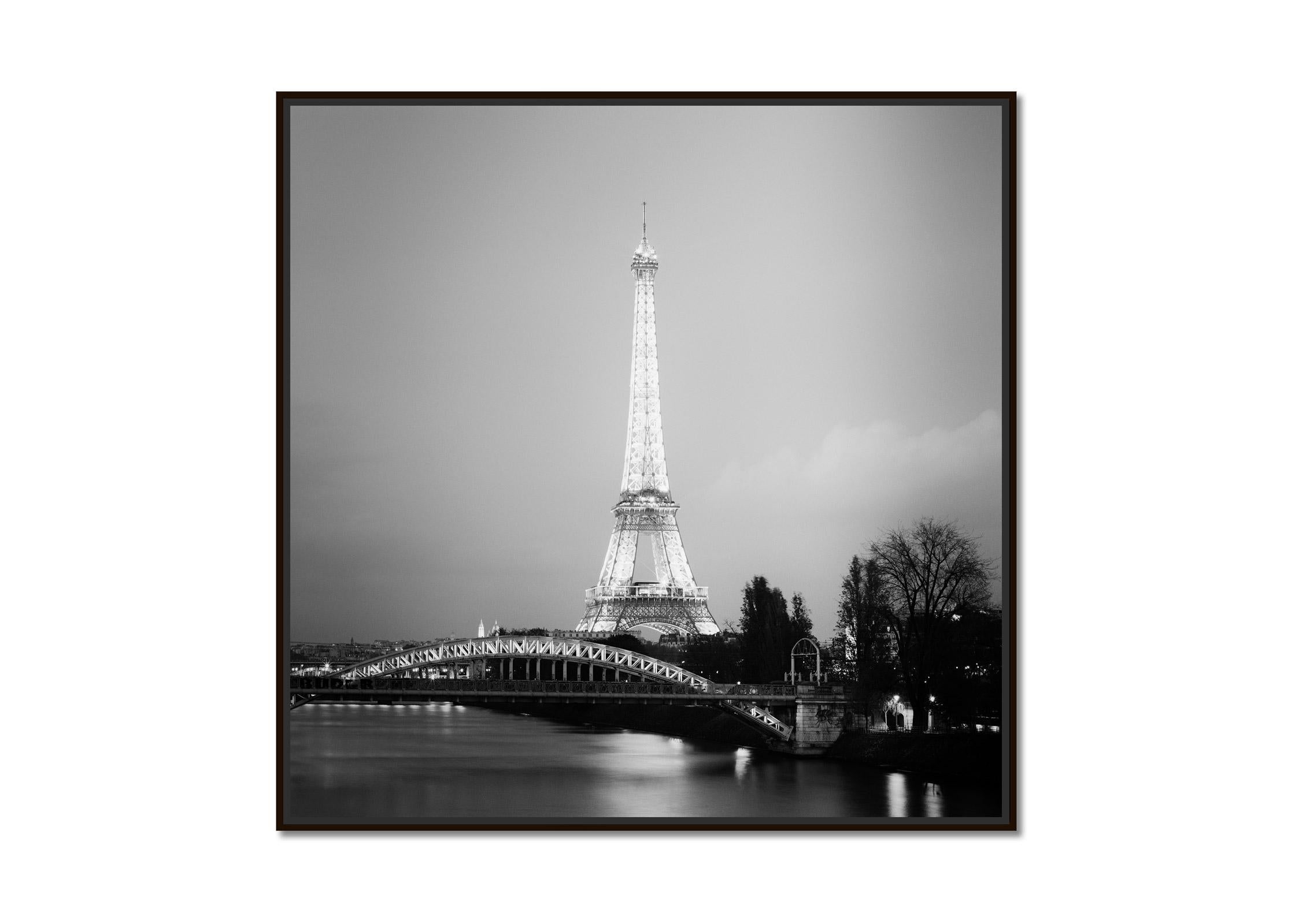 Eiffelturm-Nacht, Seine, Paris, Frankreich, Schwarz-Weiß-Stadtbildfotografie – Photograph von Gerald Berghammer