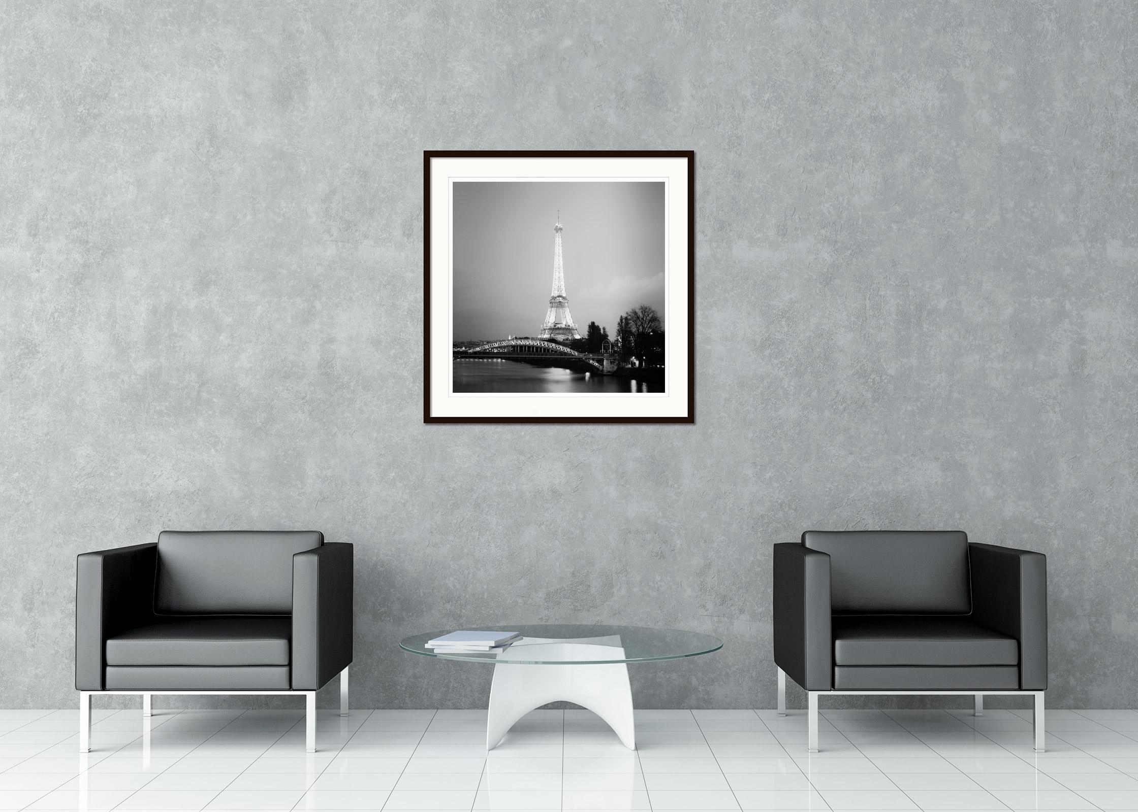 Notte della Torre Eiffel, Parigi, fotografia in bianco e nero, edizione limitata - Black and White Photograph Grigio di Gerald Berghammer