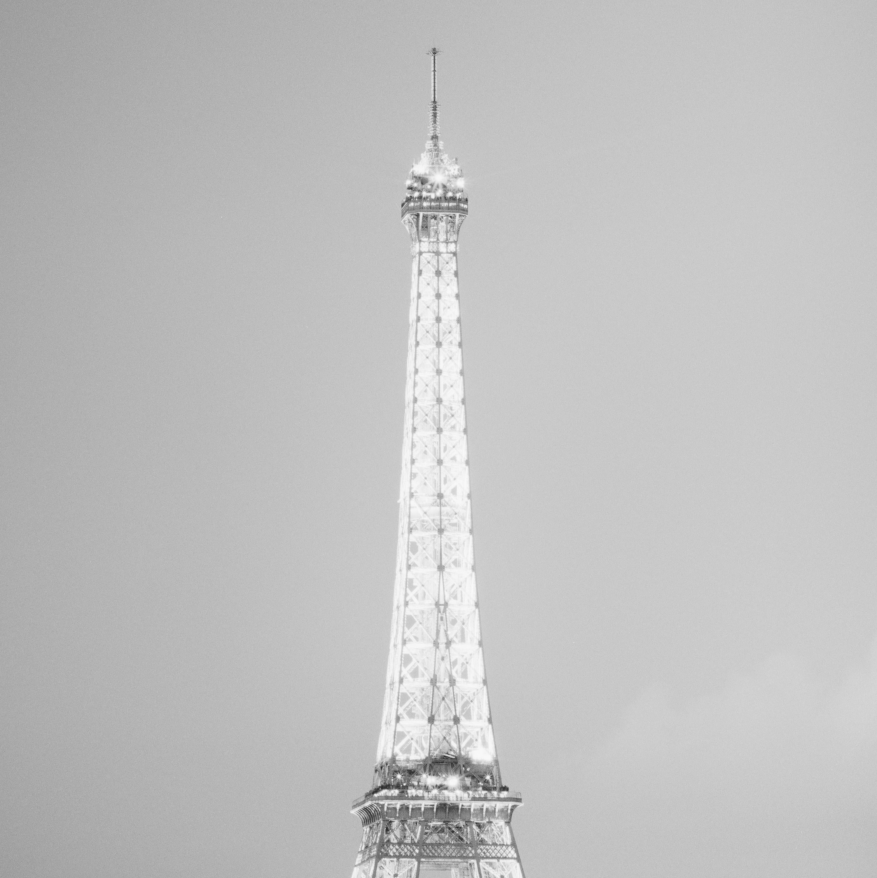 Eiffelturm-Nacht, Seine, Paris, Frankreich, Schwarz-Weiß-Stadtbildfotografie im Angebot 3