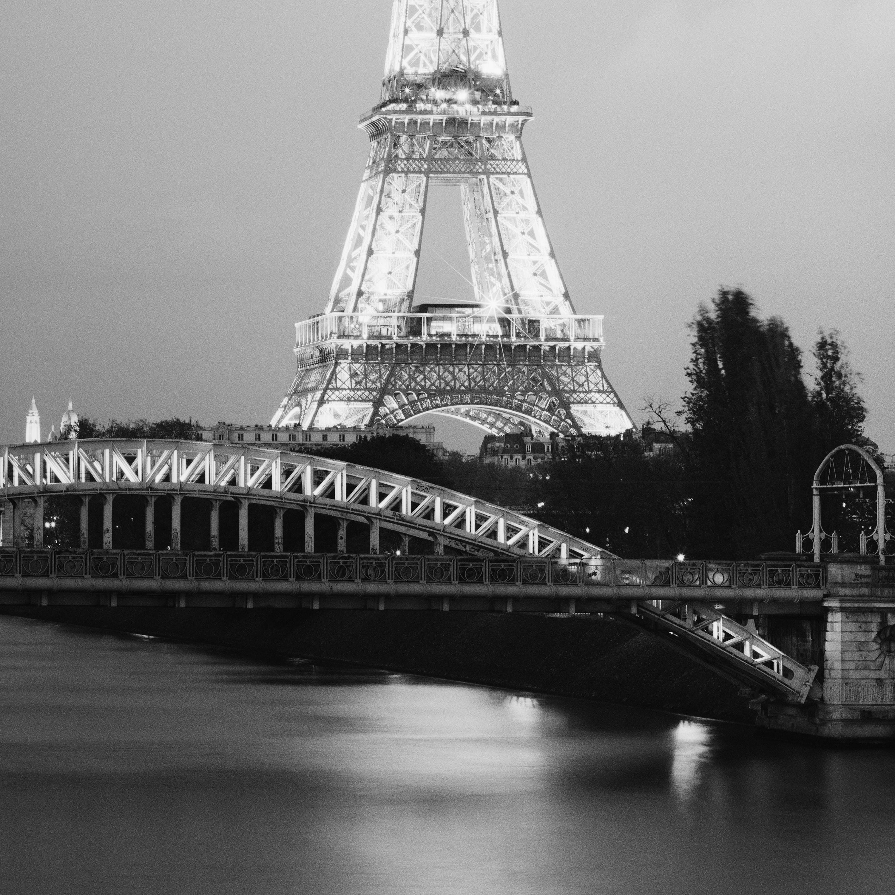 Eiffelturm-Nacht, Seine, Paris, Frankreich, Schwarz-Weiß-Stadtbildfotografie im Angebot 4