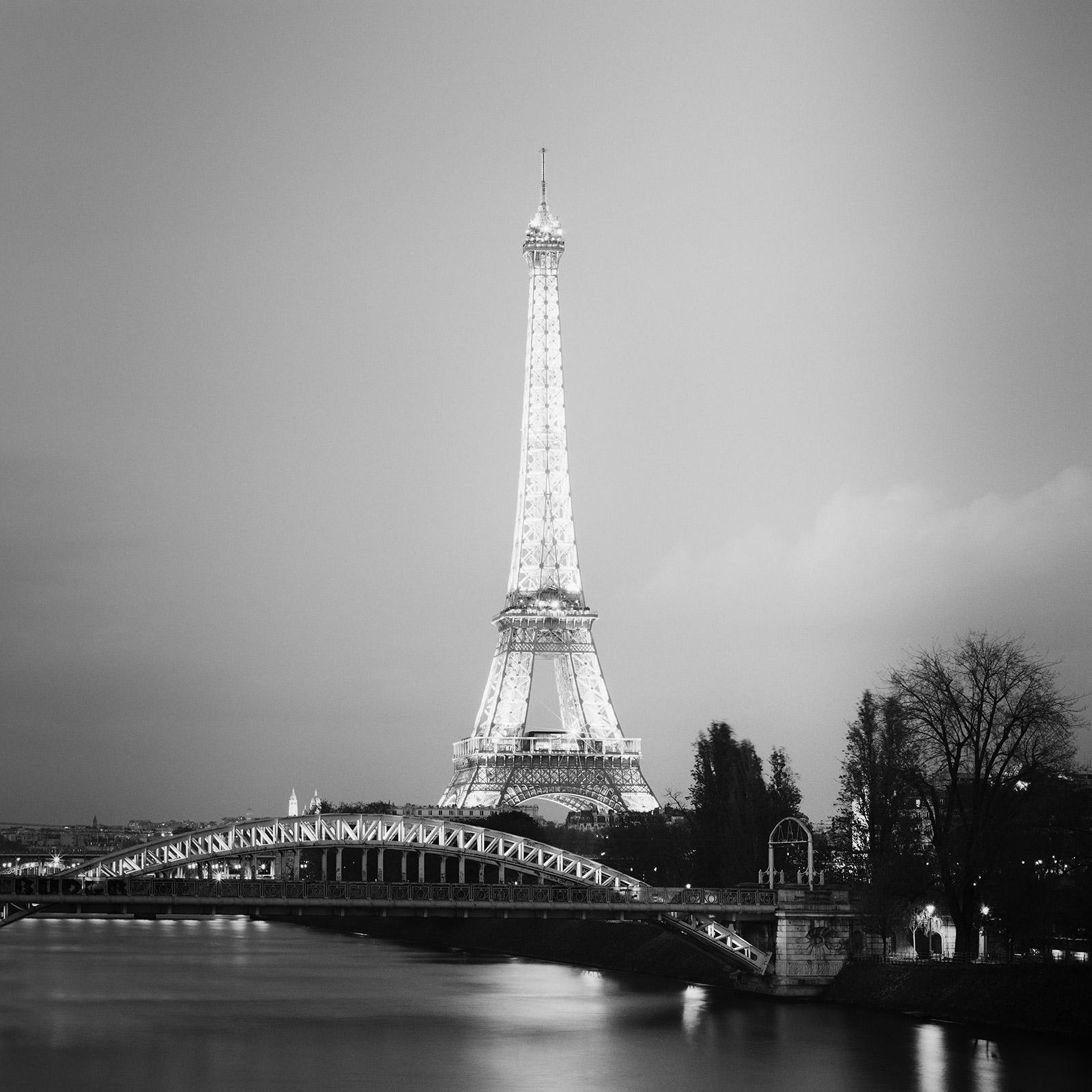 Gerald Berghammer Black and White Photograph – Eiffelturm-Nacht, Seine, Paris, Frankreich, Schwarz-Weiß-Stadtbildfotografie