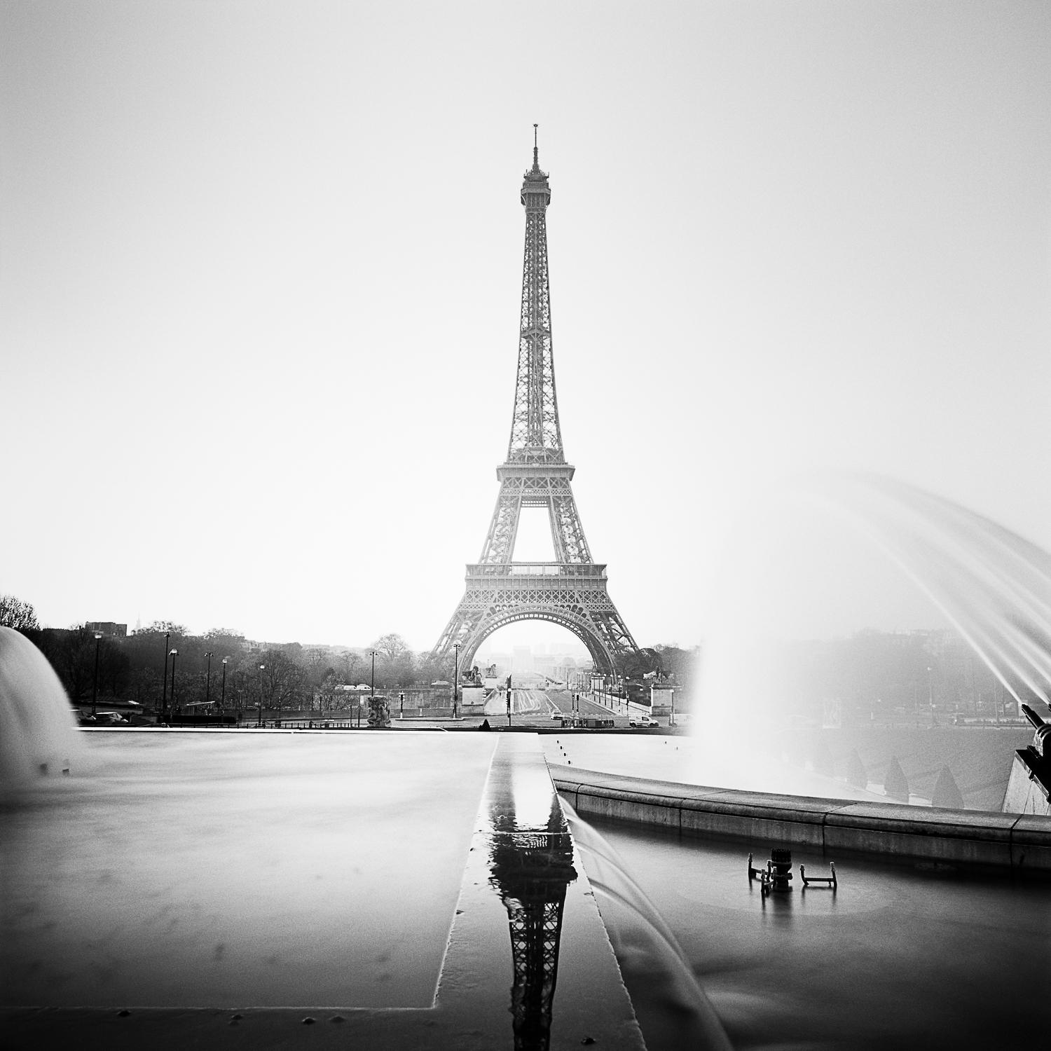 Torre Eiffel, Parigi, fotografia in bianco e nero alla gelatina d'argento, con cornice - Photograph Contemporaneo di Gerald Berghammer
