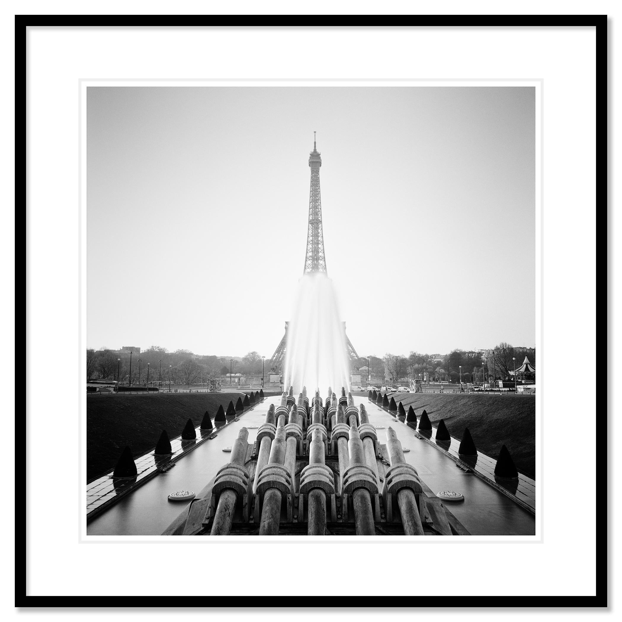 eiffel tower black and white picture