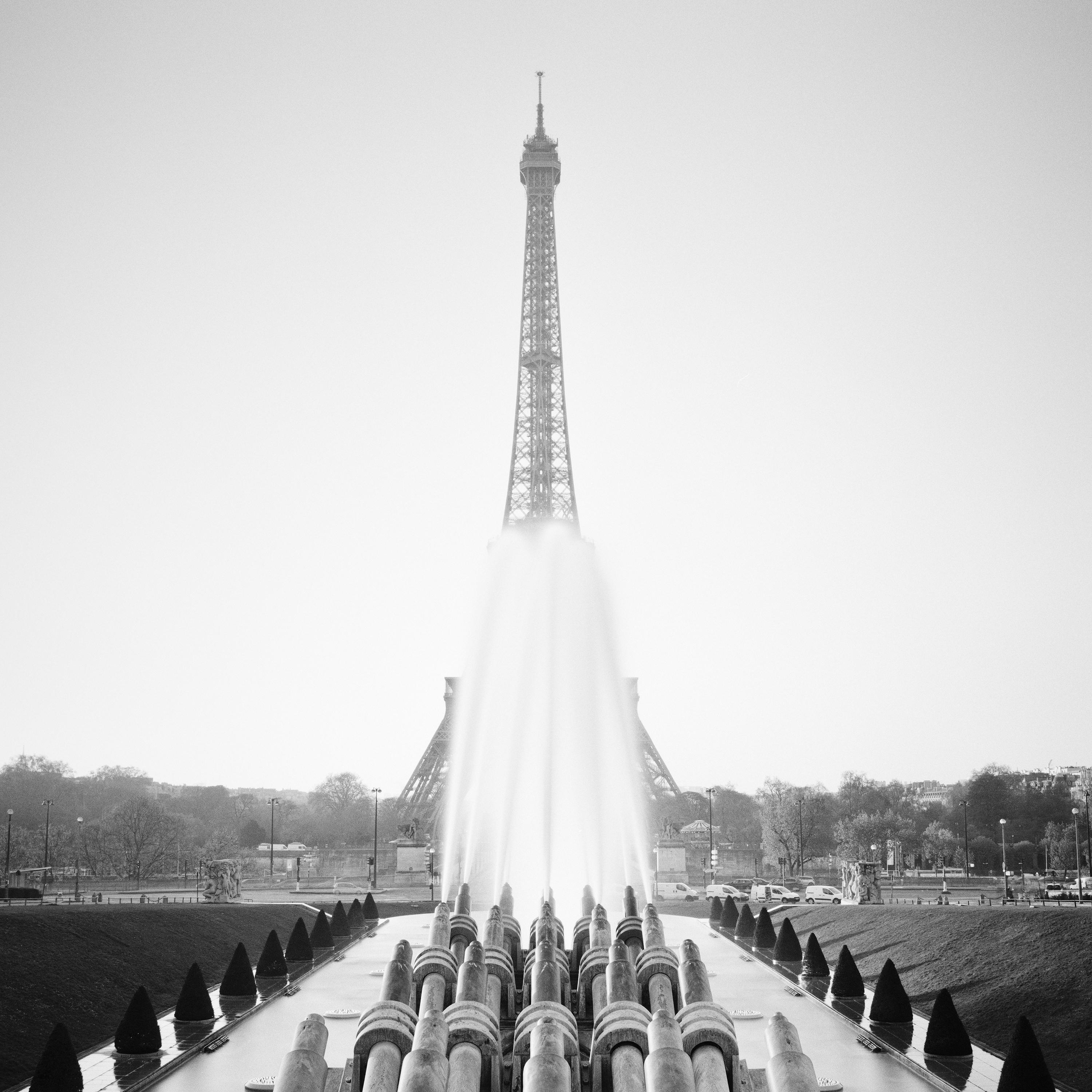 Tour Eiffel, Paris, France, photographie noir et blanc, paysage, paysage urbain en vente 3