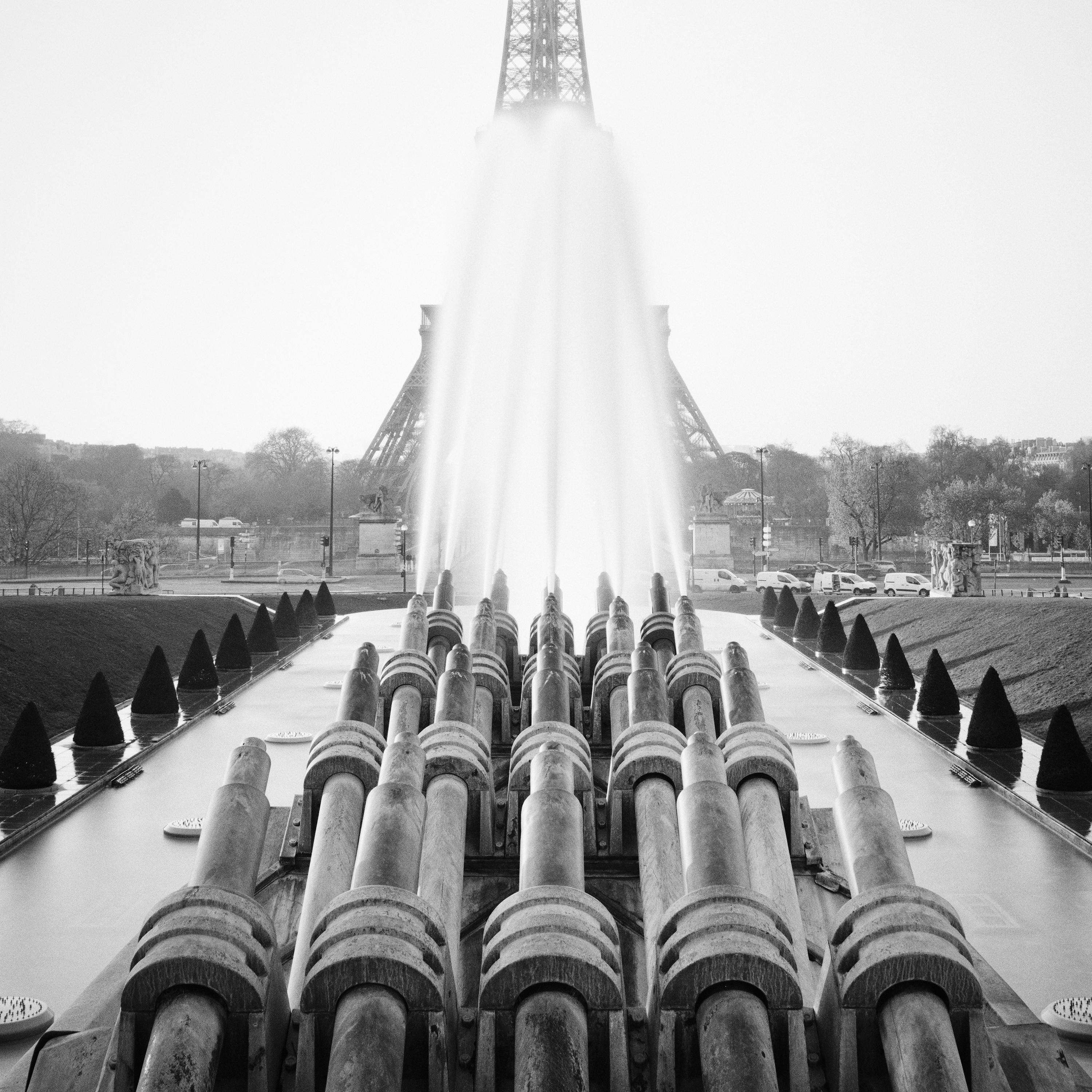 Tour Eiffel, Paris, France, photographie noir et blanc, paysage, paysage urbain en vente 4