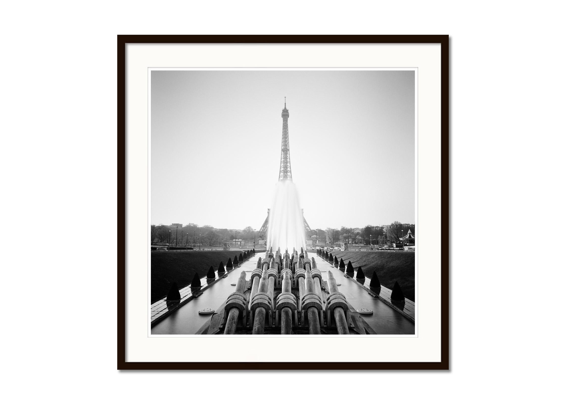 Torre Eiffel, París, Francia, fotografía en blanco y negro, paisaje, paisaje urbano - Black and White Photograph Gris de Gerald Berghammer