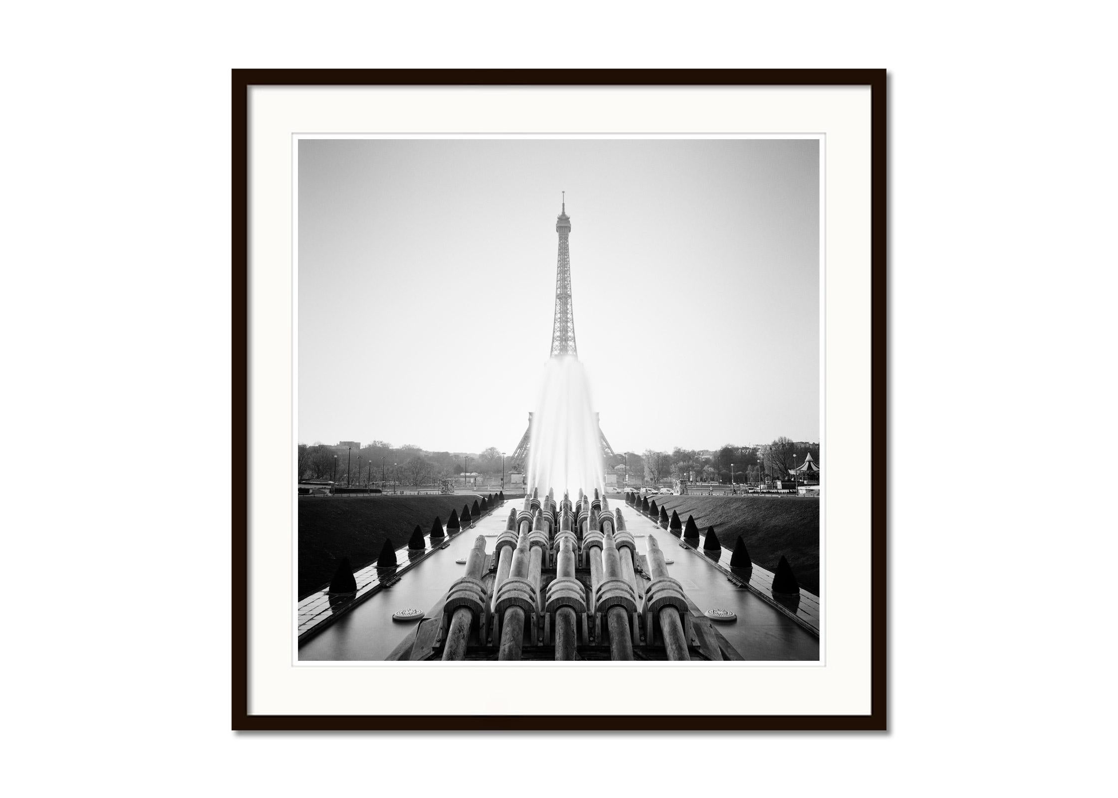 Tour Eiffel, Paris, France, photographie noir et blanc, paysage, paysage urbain - Gris Black and White Photograph par Gerald Berghammer