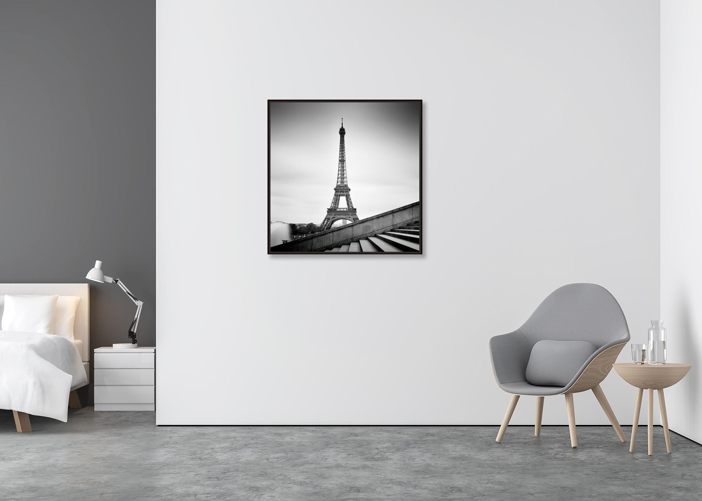 Eiffelturm, Stairs at the Trocadero, Paris, Schwarz-Weiß-Stadtbilddruck (Zeitgenössisch), Photograph, von Gerald Berghammer