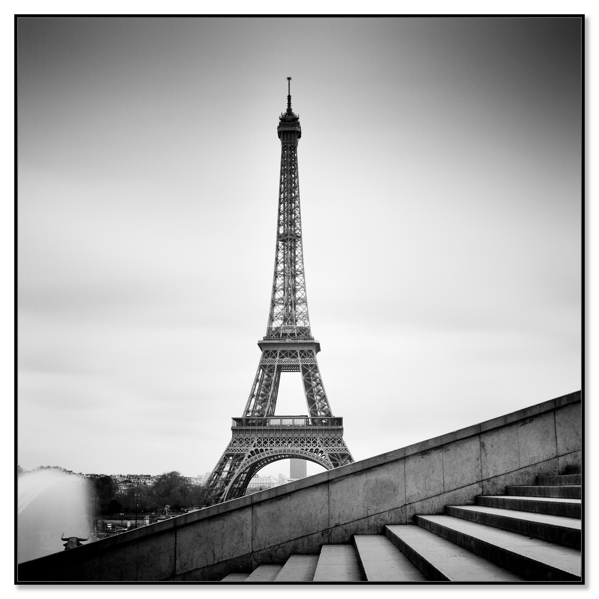 Tour Eiffel, escaliers du Trocadéro, Paris, noir et blanc, paysage urbain, impression - Contemporain Photograph par Gerald Berghammer