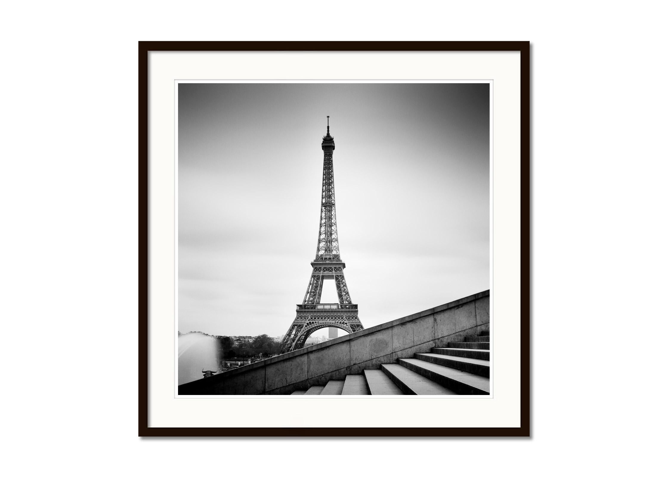 Eiffelturm, Stairs at the Trocadero, Paris, Schwarz-Weiß-Stadtbilddruck (Grau), Landscape Photograph, von Gerald Berghammer
