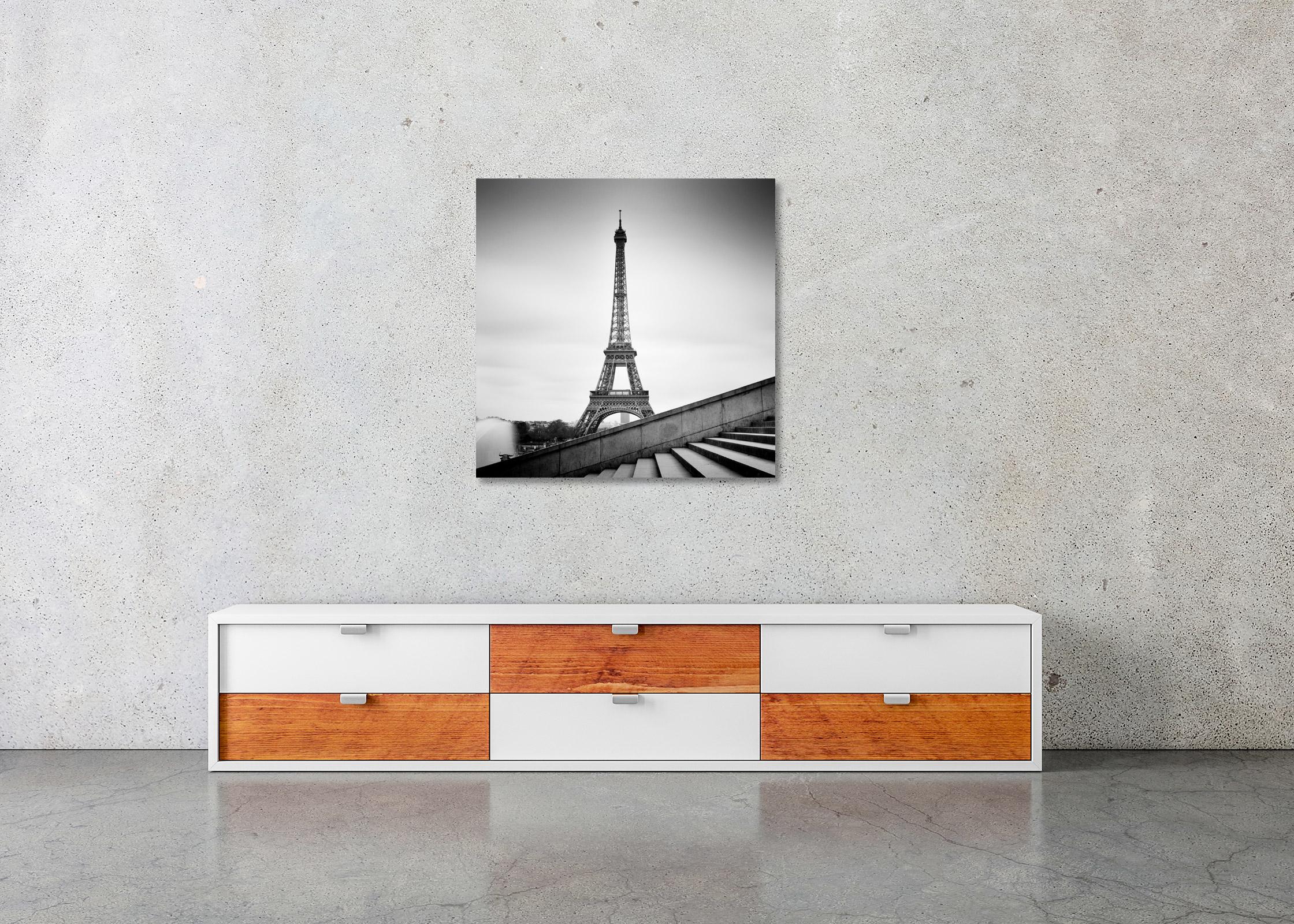 Eiffelturm, Stairs at the Trocadero, Paris, Schwarz-Weiß-Stadtbilddruck im Angebot 2