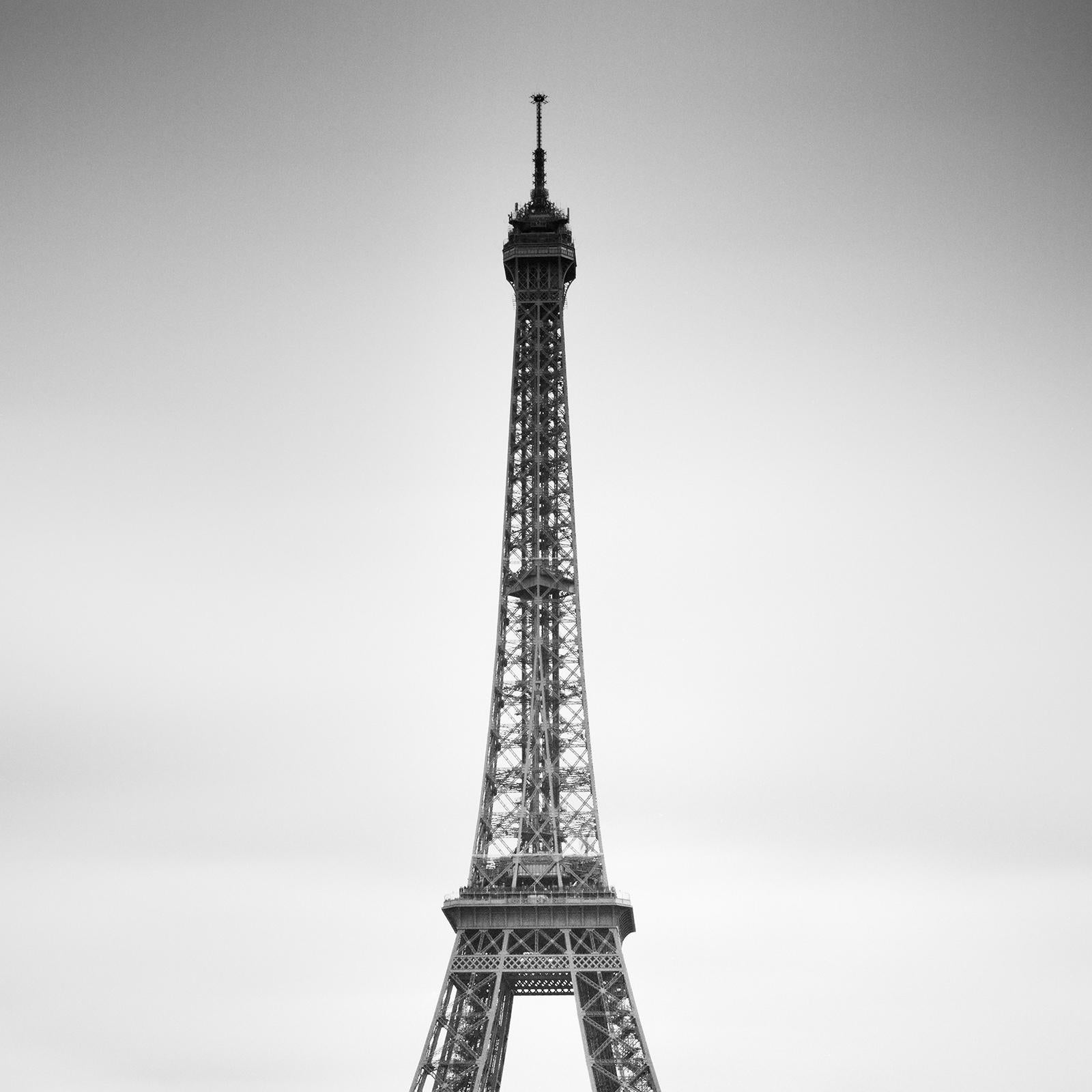 Eiffelturm, Stairs at the Trocadero, Paris, Schwarz-Weiß-Stadtbilddruck im Angebot 3