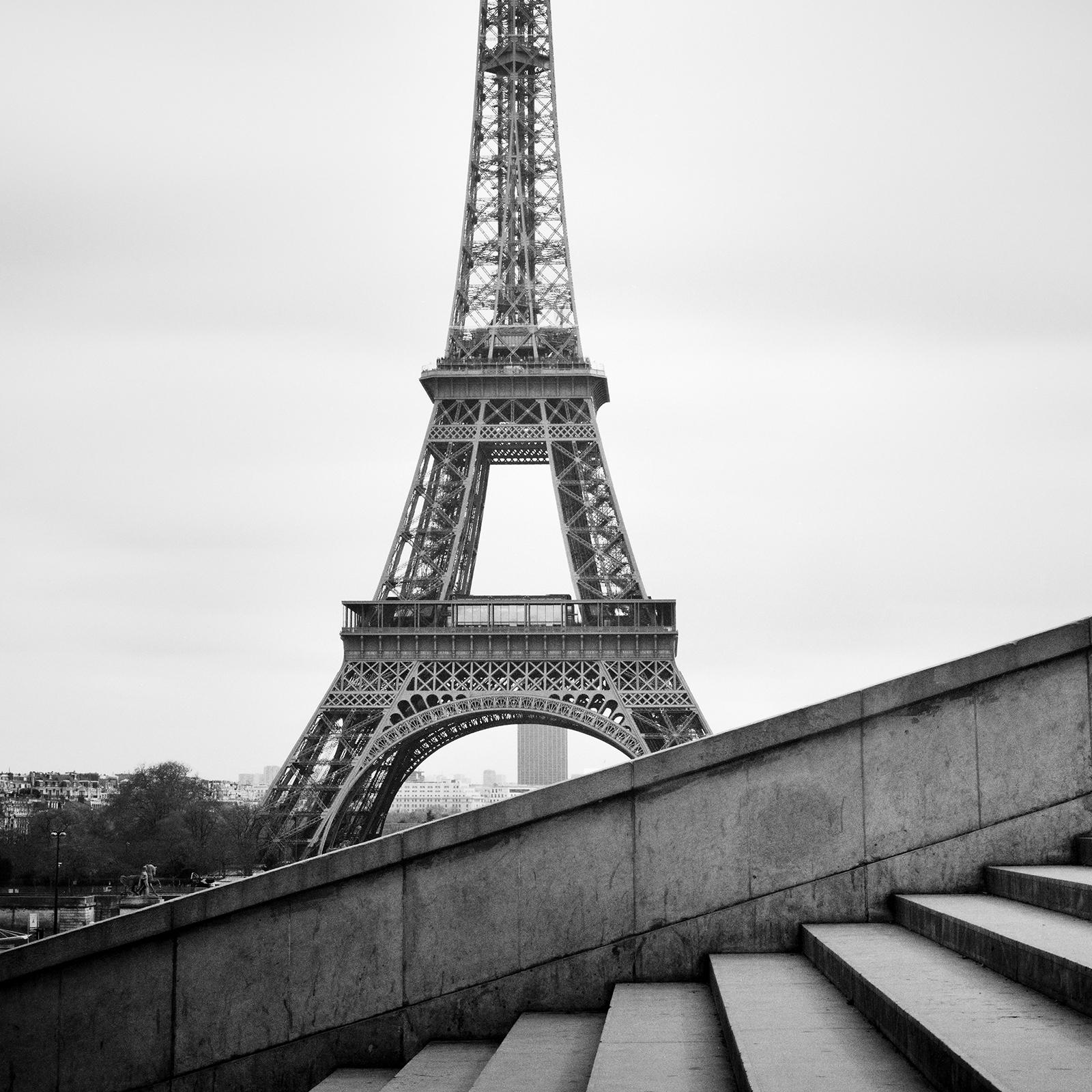 Eiffelturm, Stairs at the Trocadero, Paris, Schwarz-Weiß-Stadtbilddruck im Angebot 4