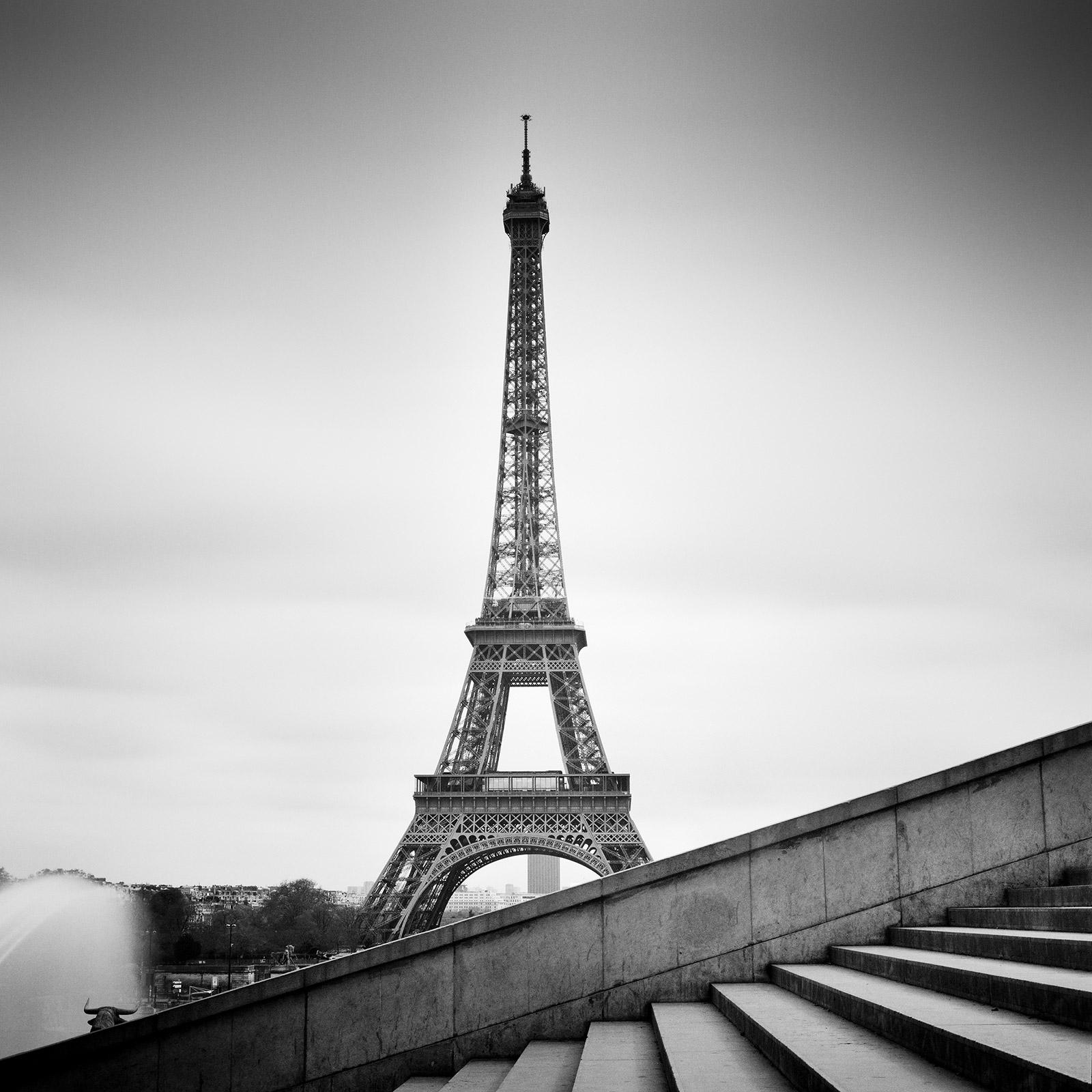 Gerald Berghammer Landscape Photograph – Eiffelturm, Stairs at the Trocadero, Paris, Schwarz-Weiß-Stadtbilddruck
