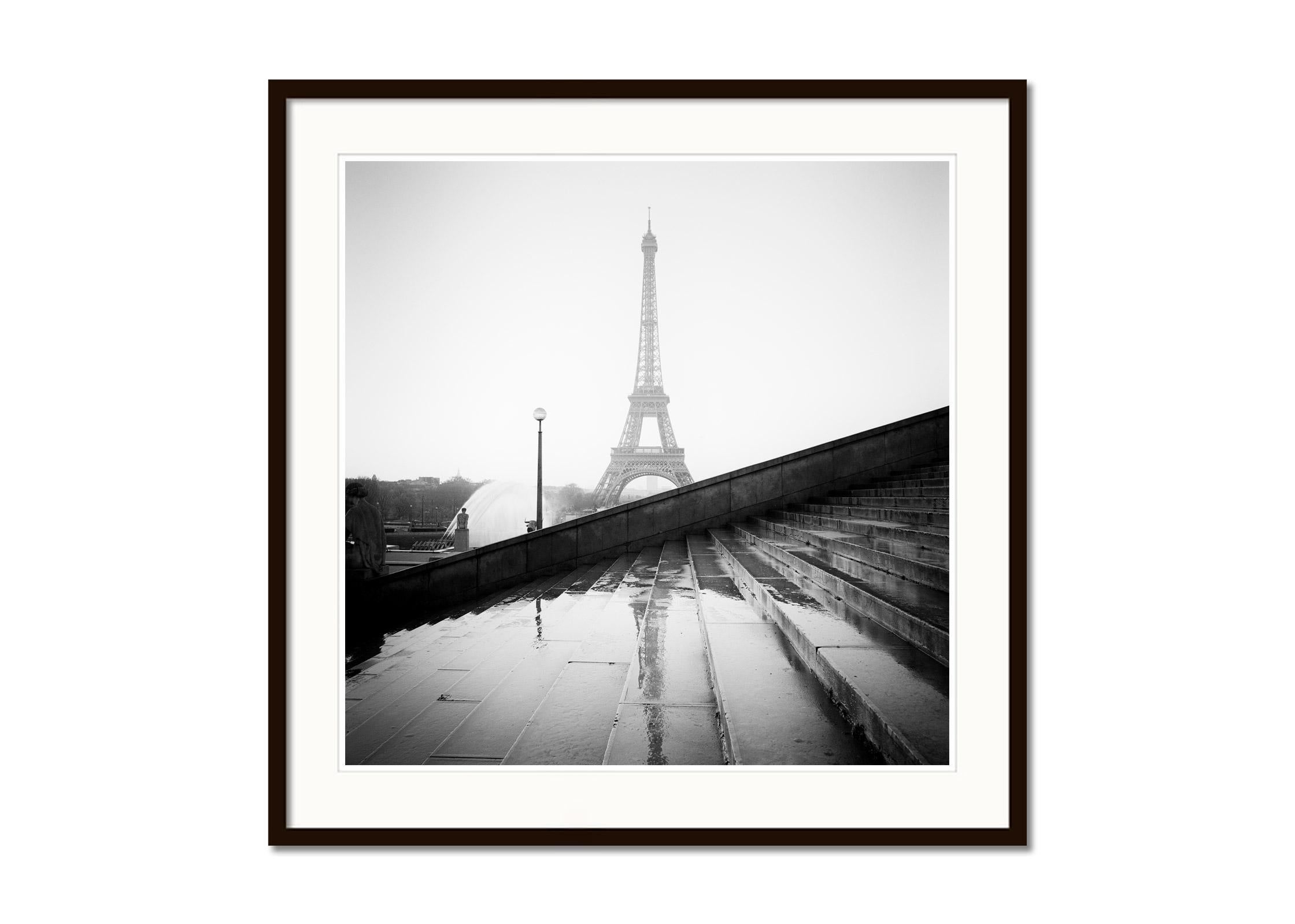 Eiffelturm Stairway Palais de Chaillot Paris Schwarz-Weiß-Foto (Streetart), Photograph, von Gerald Berghammer