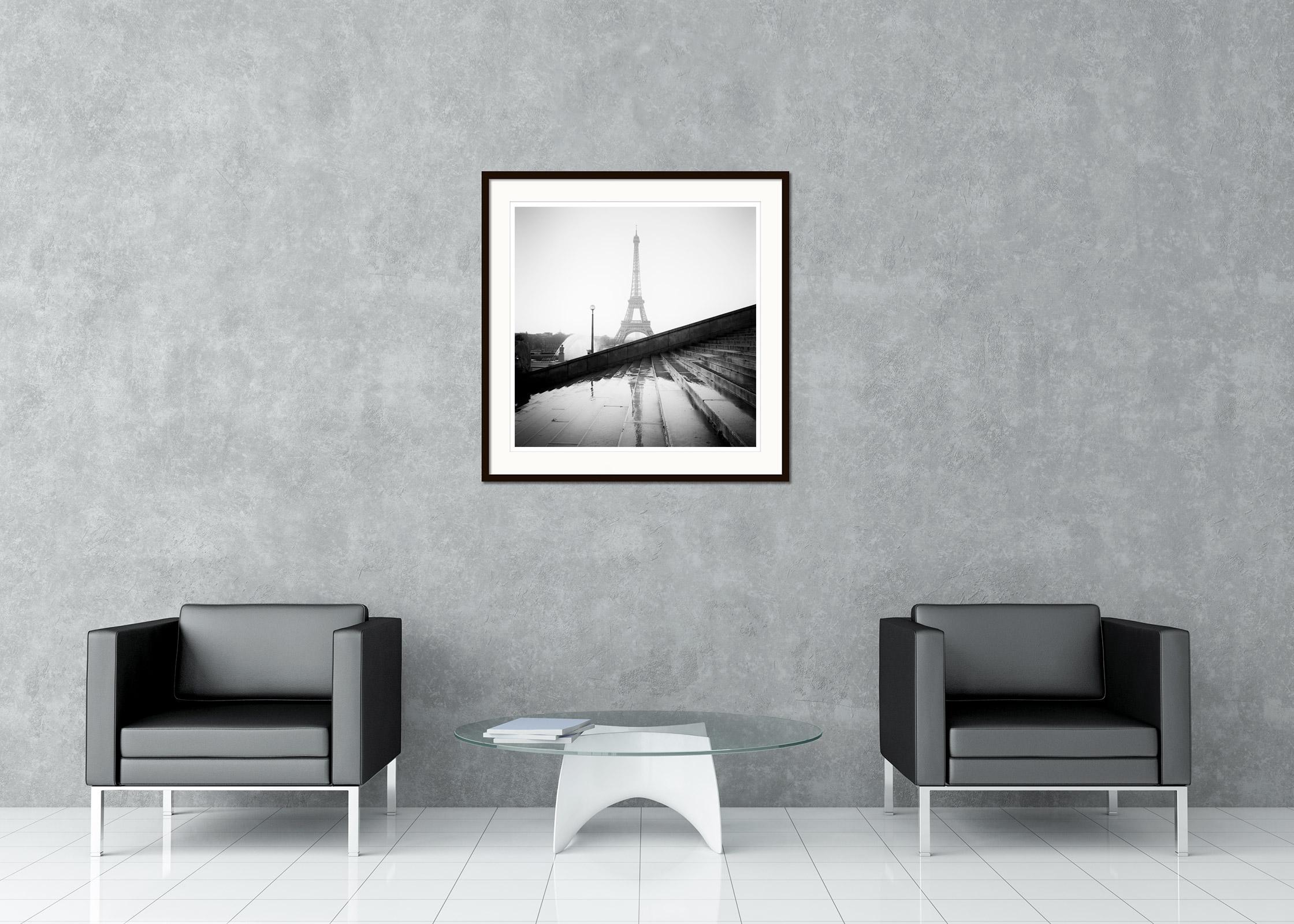 Eiffelturm Stairway Palais de Chaillot Paris Schwarz-Weiß-Foto (Grau), Landscape Photograph, von Gerald Berghammer