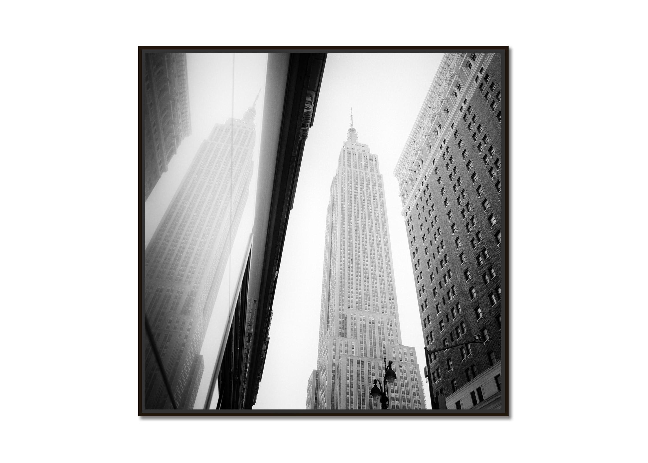 Empire State Building New York City USA Schwarz-Schwarz-Weiß-Stadtlandschaft, Kunstdruck – Photograph von Gerald Berghammer