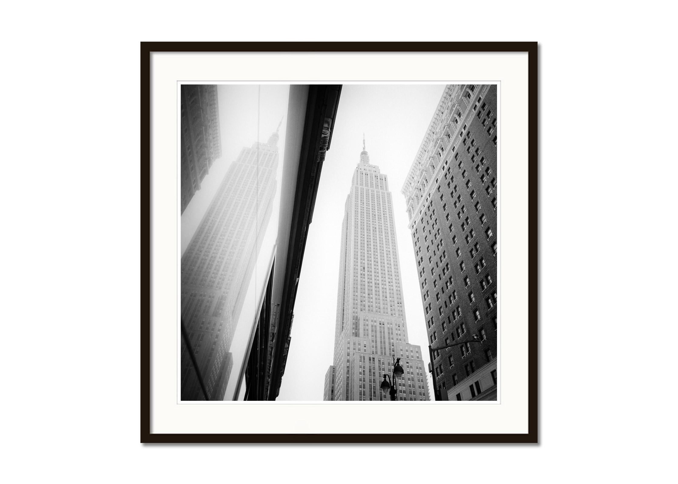 Empire State Building New York City USA Schwarz-Schwarz-Weiß-Stadtlandschaft, Kunstdruck (Grau), Black and White Photograph, von Gerald Berghammer