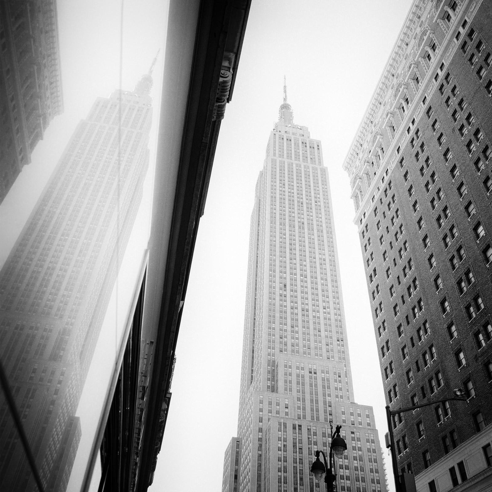 Gerald Berghammer Black and White Photograph – Empire State Building New York City USA Schwarz-Schwarz-Weiß-Stadtlandschaft, Kunstdruck