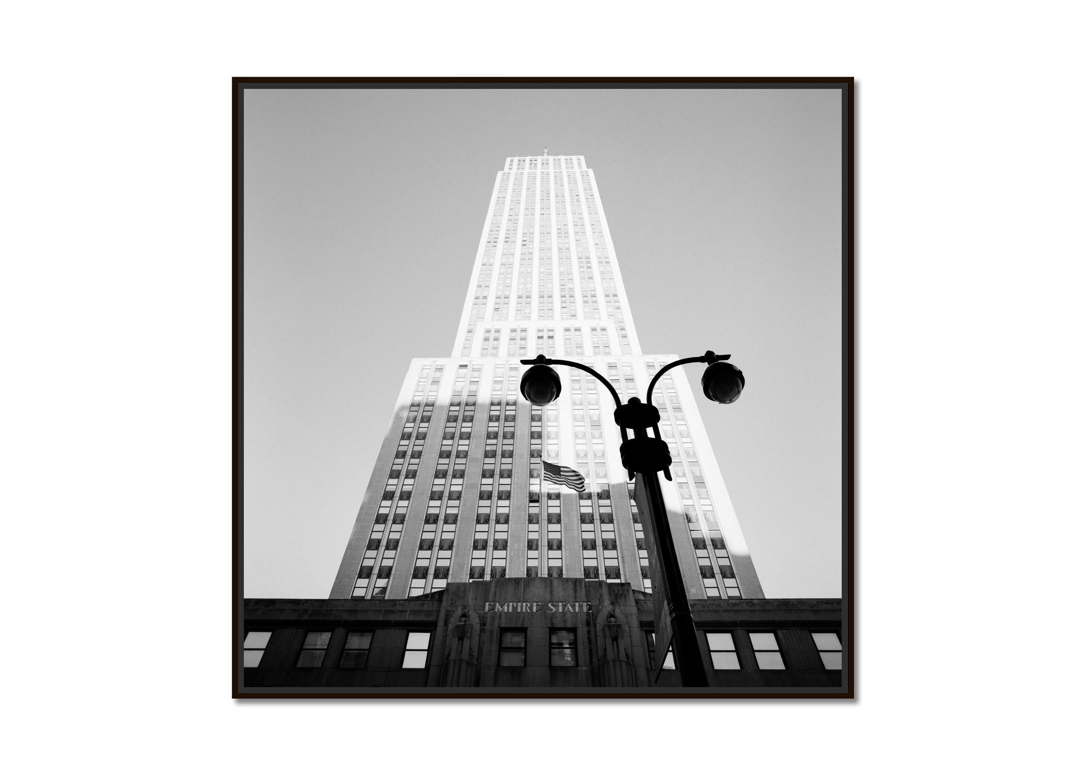 Empire State Building, New York City, Schwarz-Weiß-Fotografie, Kunststadtlandschaft (Zeitgenössisch), Photograph, von Gerald Berghammer