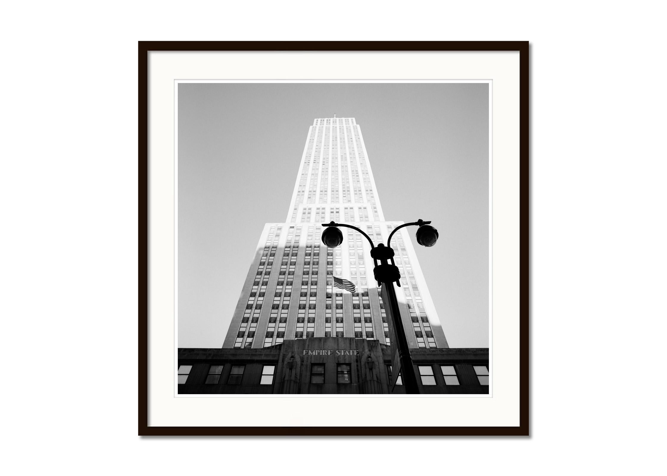 Empire State Building, New York City, Schwarz-Weiß-Fotografie, Kunststadtlandschaft (Grau), Black and White Photograph, von Gerald Berghammer