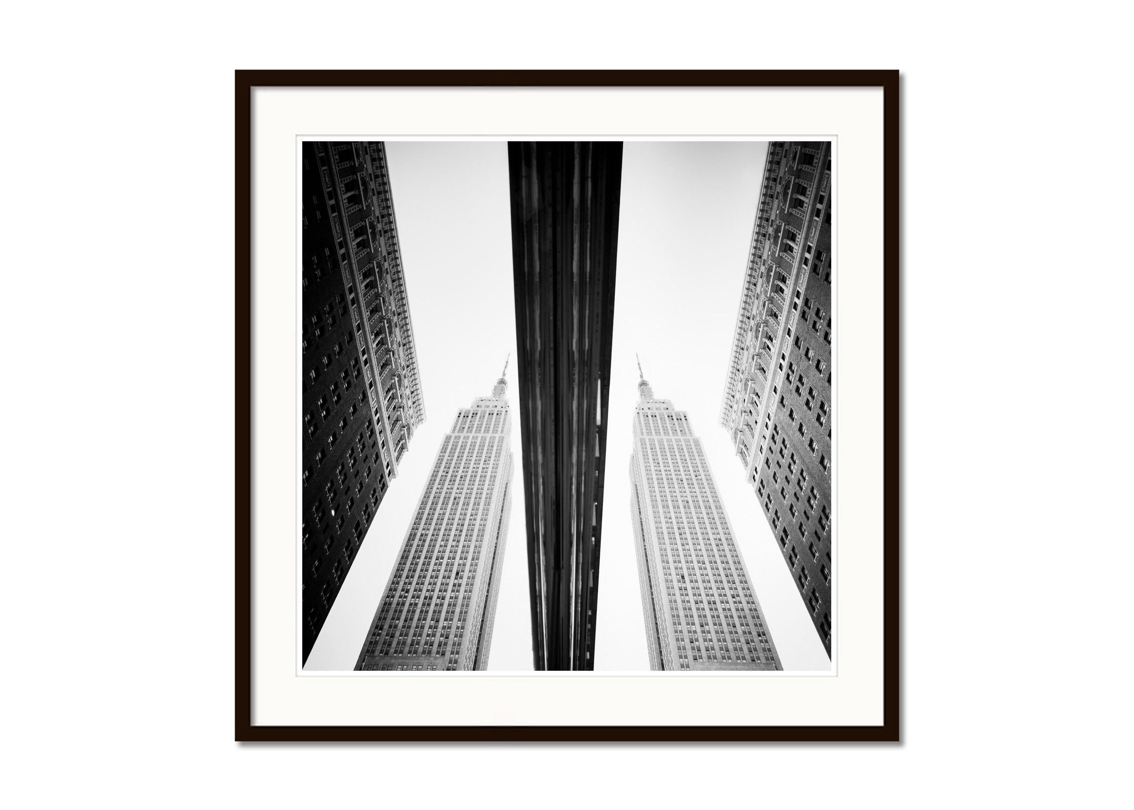 Réflectation de l'Empire State Building à New York bw photographie de paysage urbain d'art - Gris Landscape Photograph par Gerald Berghammer