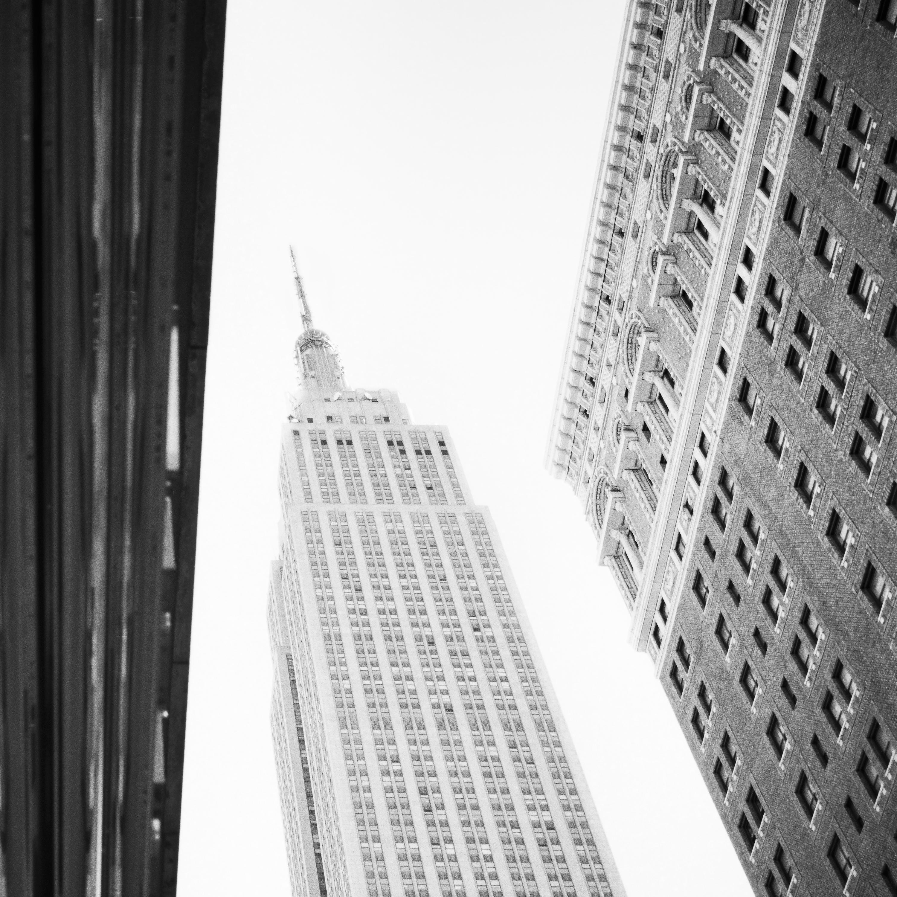 Réflectation de l'Empire State Building à New York bw photographie de paysage urbain d'art en vente 4