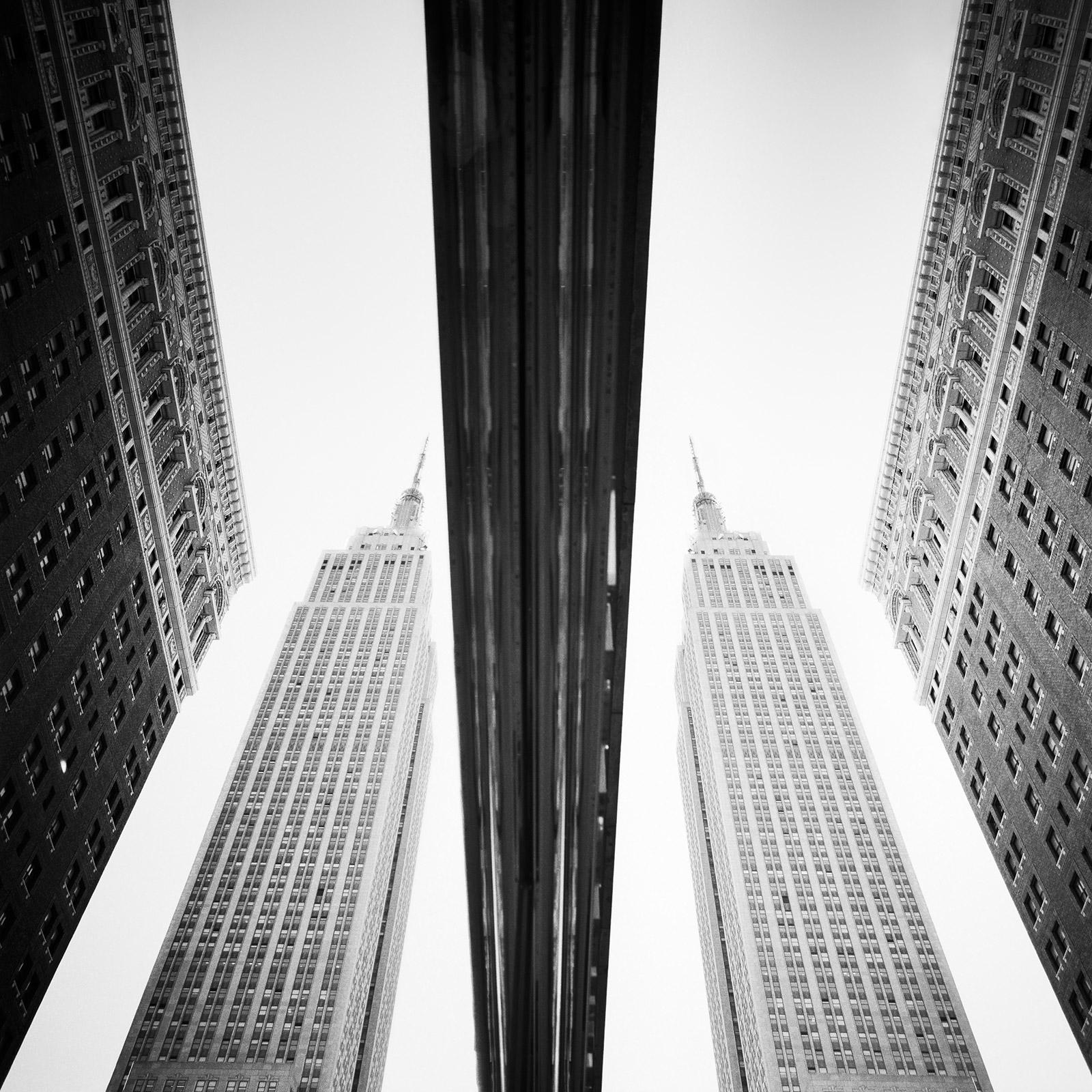 Landscape Photograph Gerald Berghammer - Réflectation de l'Empire State Building à New York bw photographie de paysage urbain d'art