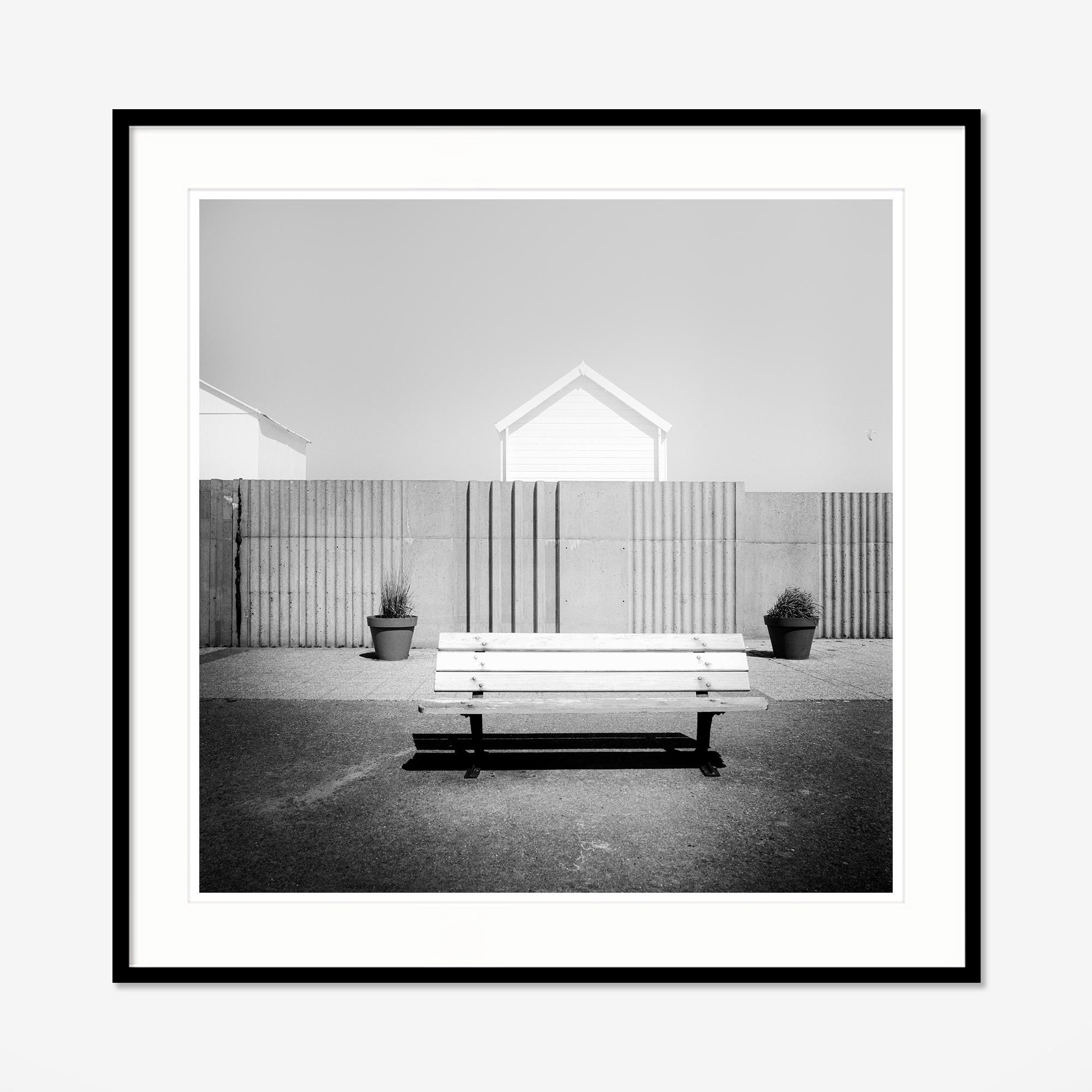 Esplanade, Strand, Frankreich, Schwarz-Weiß-Fotografie, Landschaft in limitierter Auflage (Grau), Black and White Photograph, von Gerald Berghammer