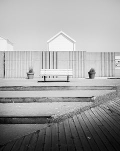 Esplanade, Beach Huts, Frankreich, minimalistische Schwarz-Weiß-Landschaftsfotografie