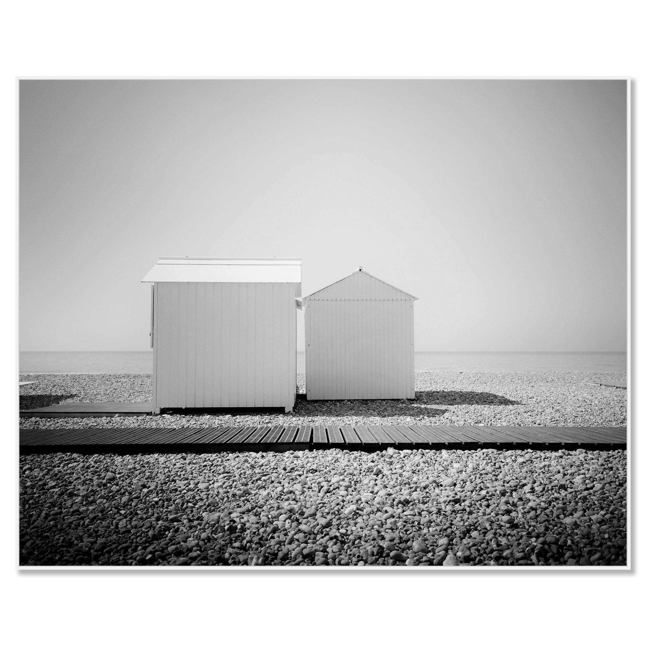 Esplanade, Capanne sulla spiaggia, fotografia monocromatica, stampa paesaggistica in edizione limitata - Photograph di Gerald Berghammer