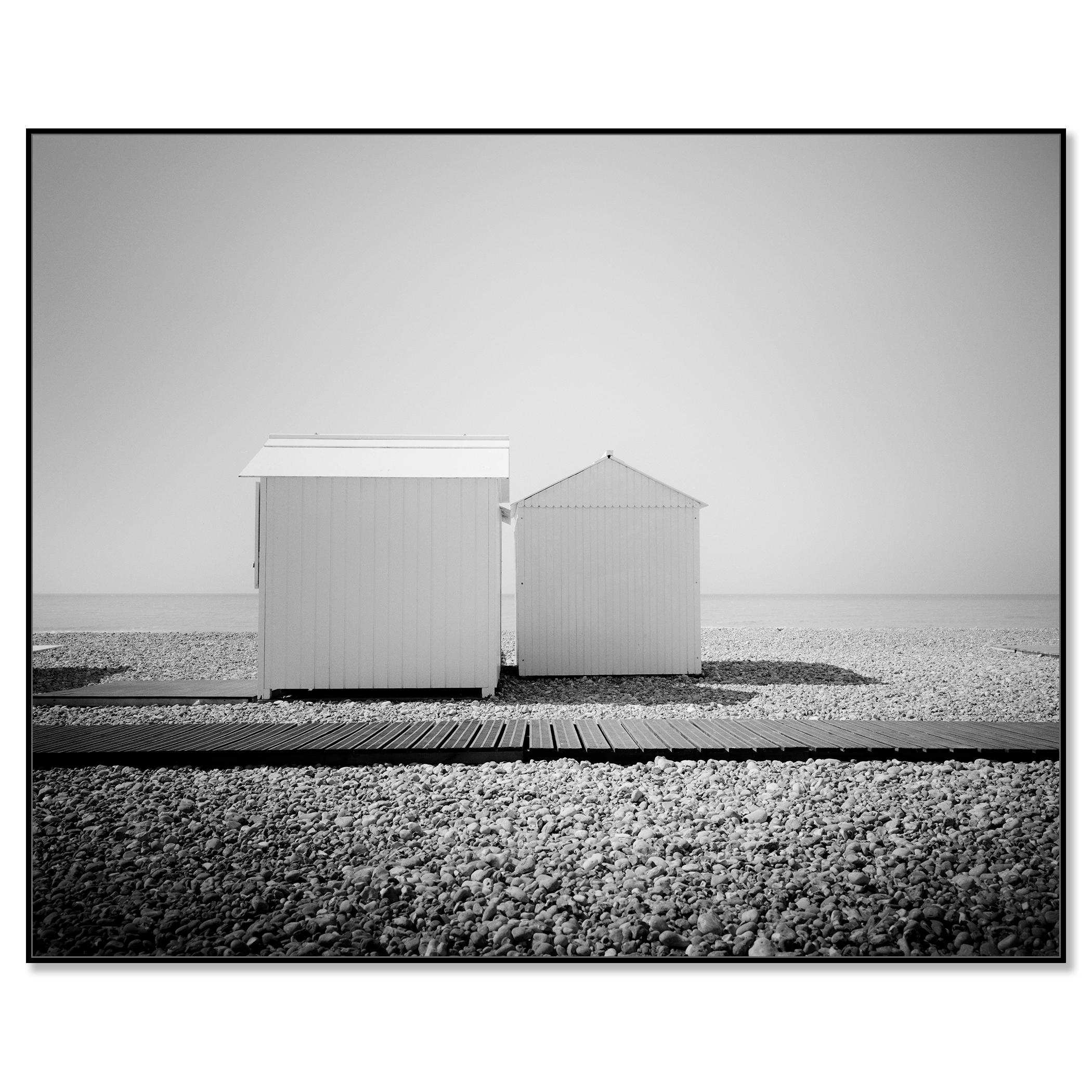 Esplanade, Capanne sulla spiaggia, fotografia monocromatica, stampa paesaggistica in edizione limitata - Photograph Contemporaneo di Gerald Berghammer