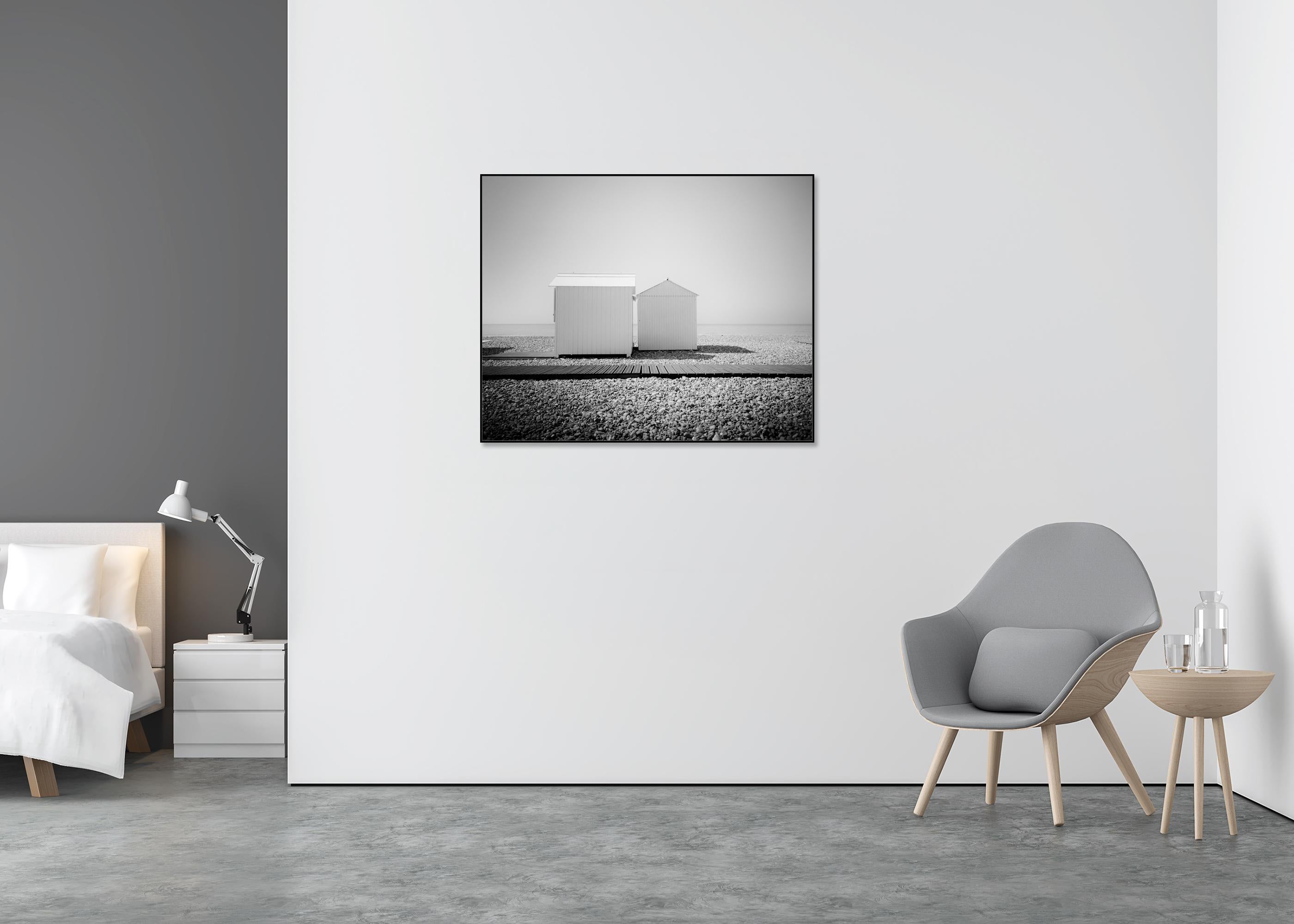 Esplanade, Capanne sulla spiaggia, fotografia monocromatica, stampa paesaggistica in edizione limitata - Black and White Photograph Grigio di Gerald Berghammer