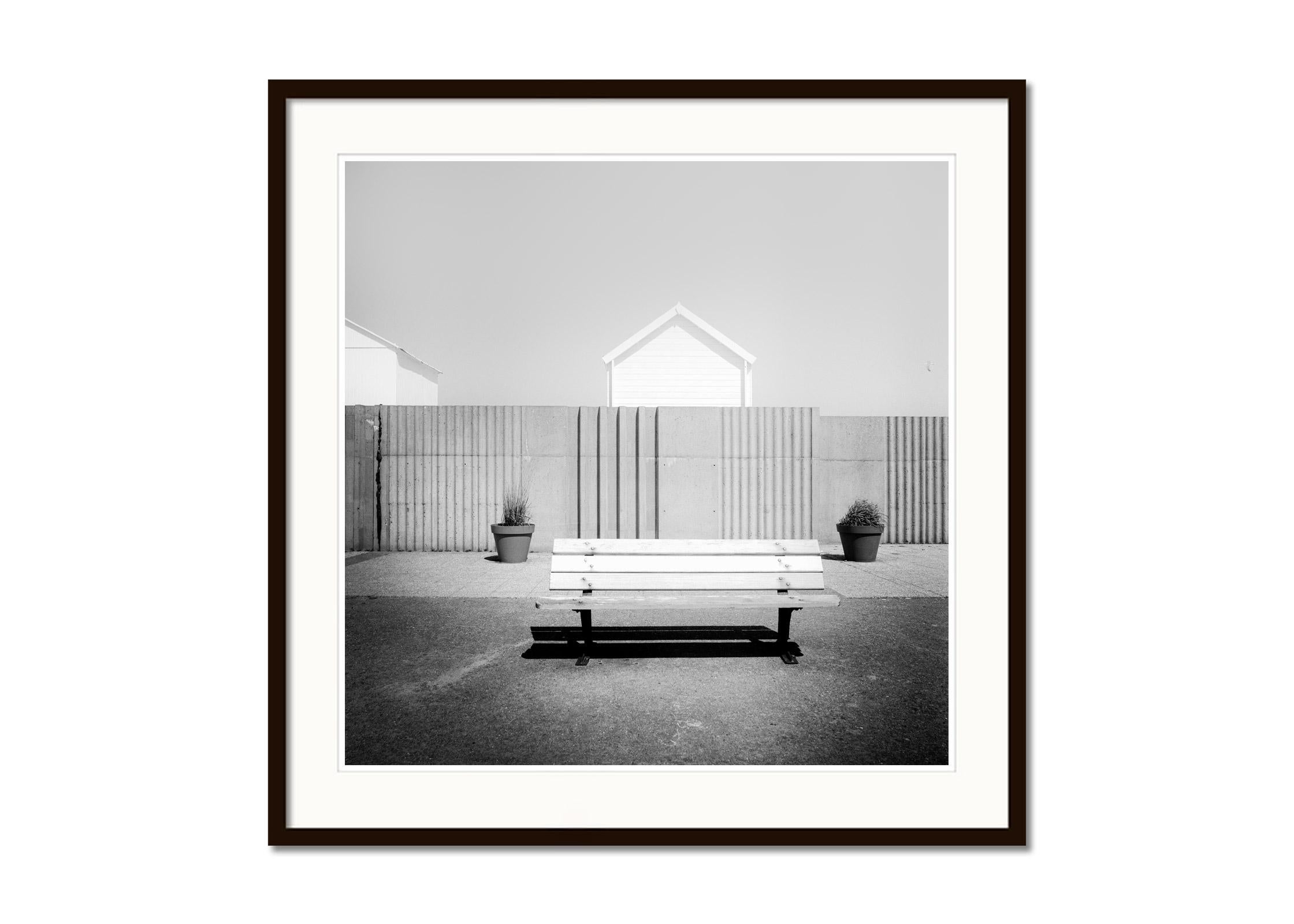 Esplanade, vie de plage, France, noir et blanc, art paysage, photographie - Gris Black and White Photograph par Gerald Berghammer