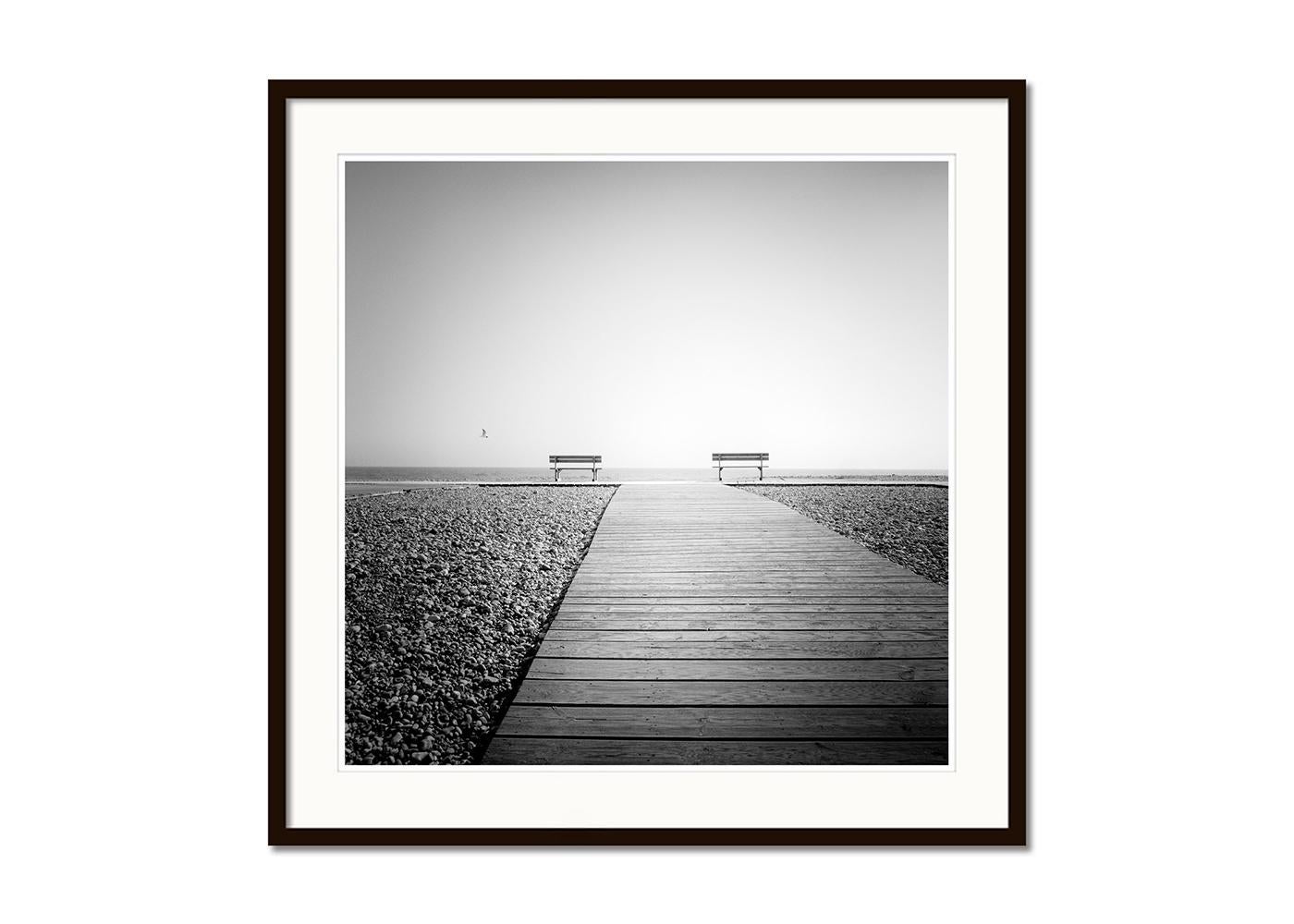 Esplanade, playa rocosa solitaria, Francia, fotografía de paisaje en blanco y negro - Black and White Photograph Gris de Gerald Berghammer