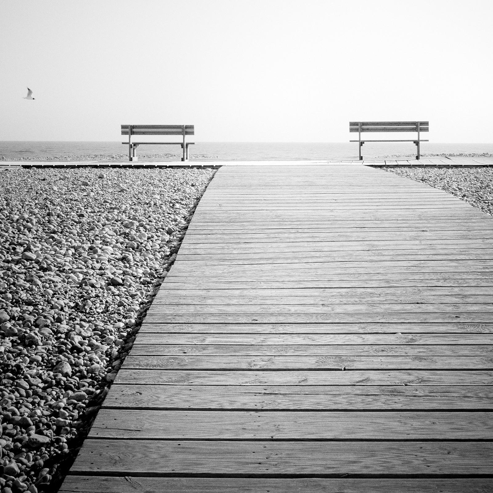 Esplanade, playa rocosa solitaria, Francia, fotografía de paisaje en blanco y negro en venta 3