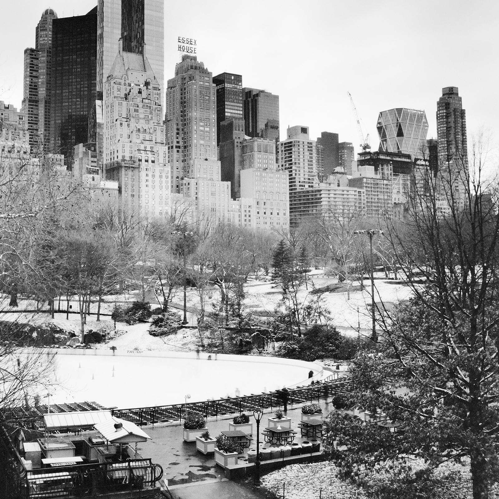 Essex House, Central Park, Nueva York, fotografía monocroma, edición limitada en venta 5